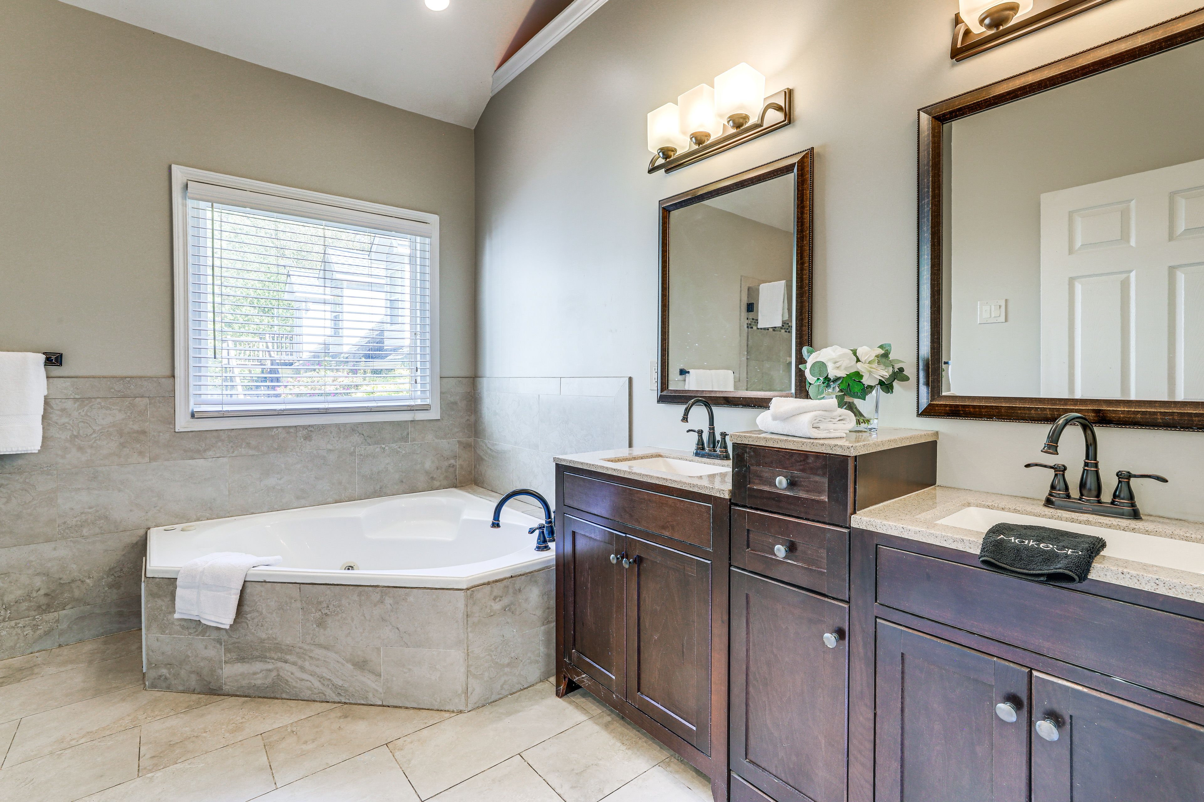 En-Suite Bathroom | Main Level | Towels Provided