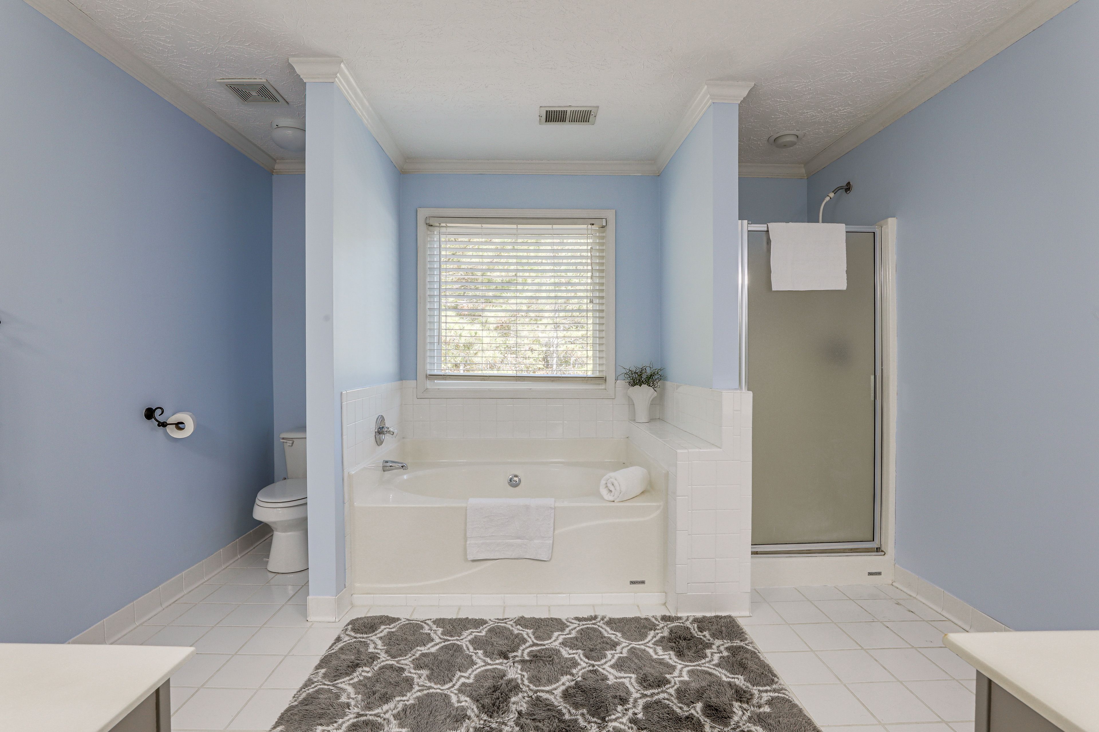 En-Suite Bathroom | Upper Level | Complimentary Toiletries | Hair Dryer