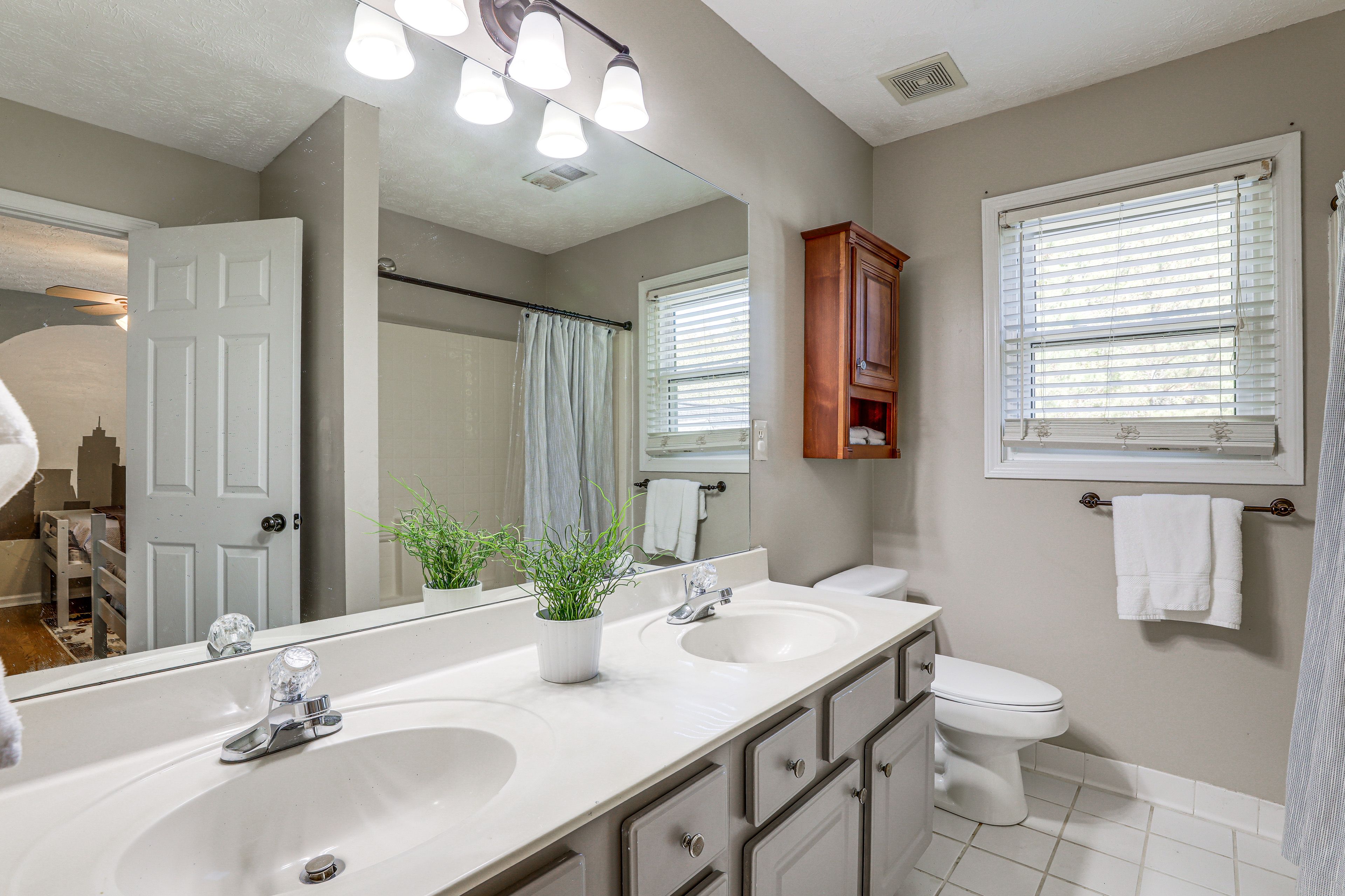 En-Suite Bathroom | Upper Level