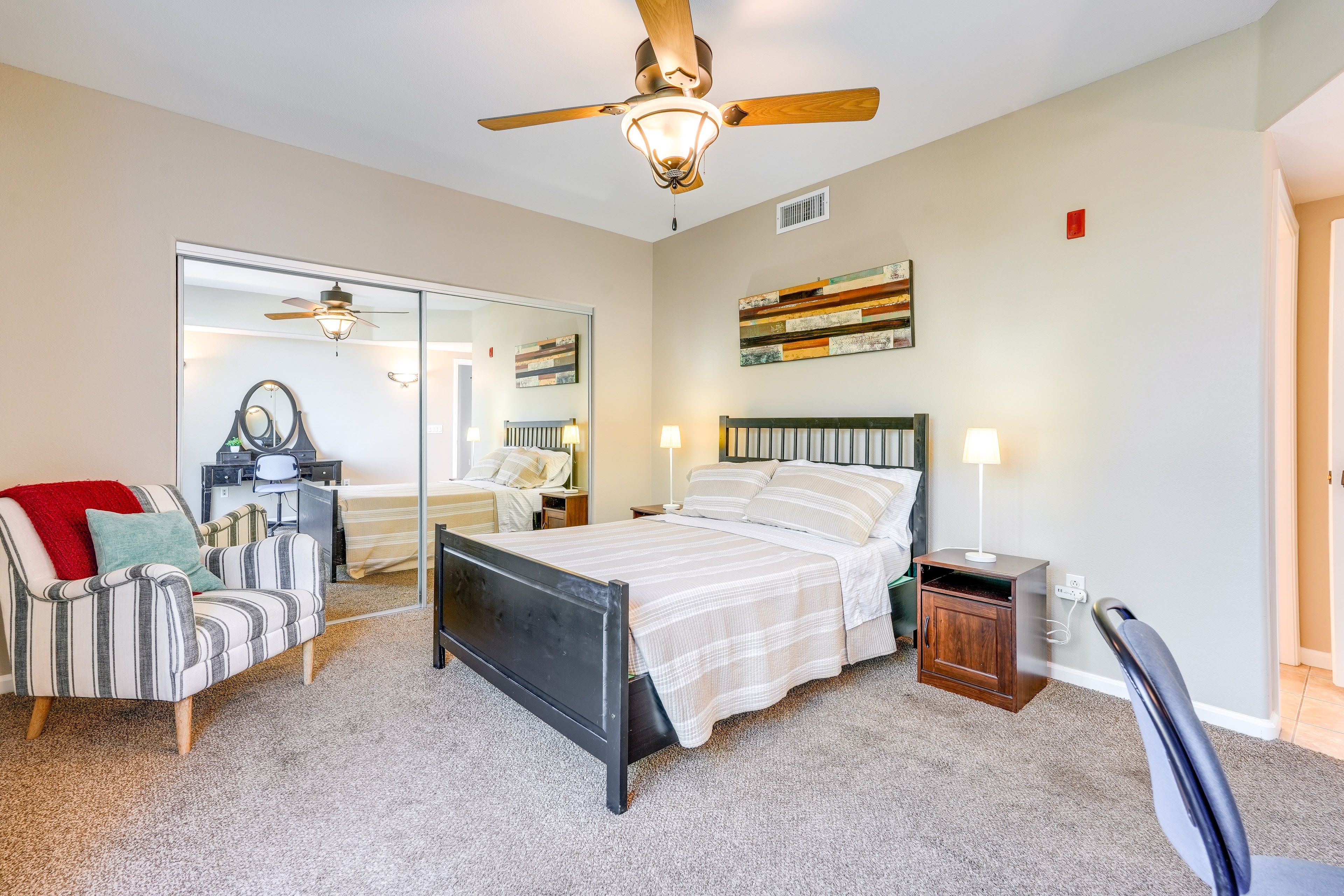 Bedroom 2 | Queen Bed | Desk