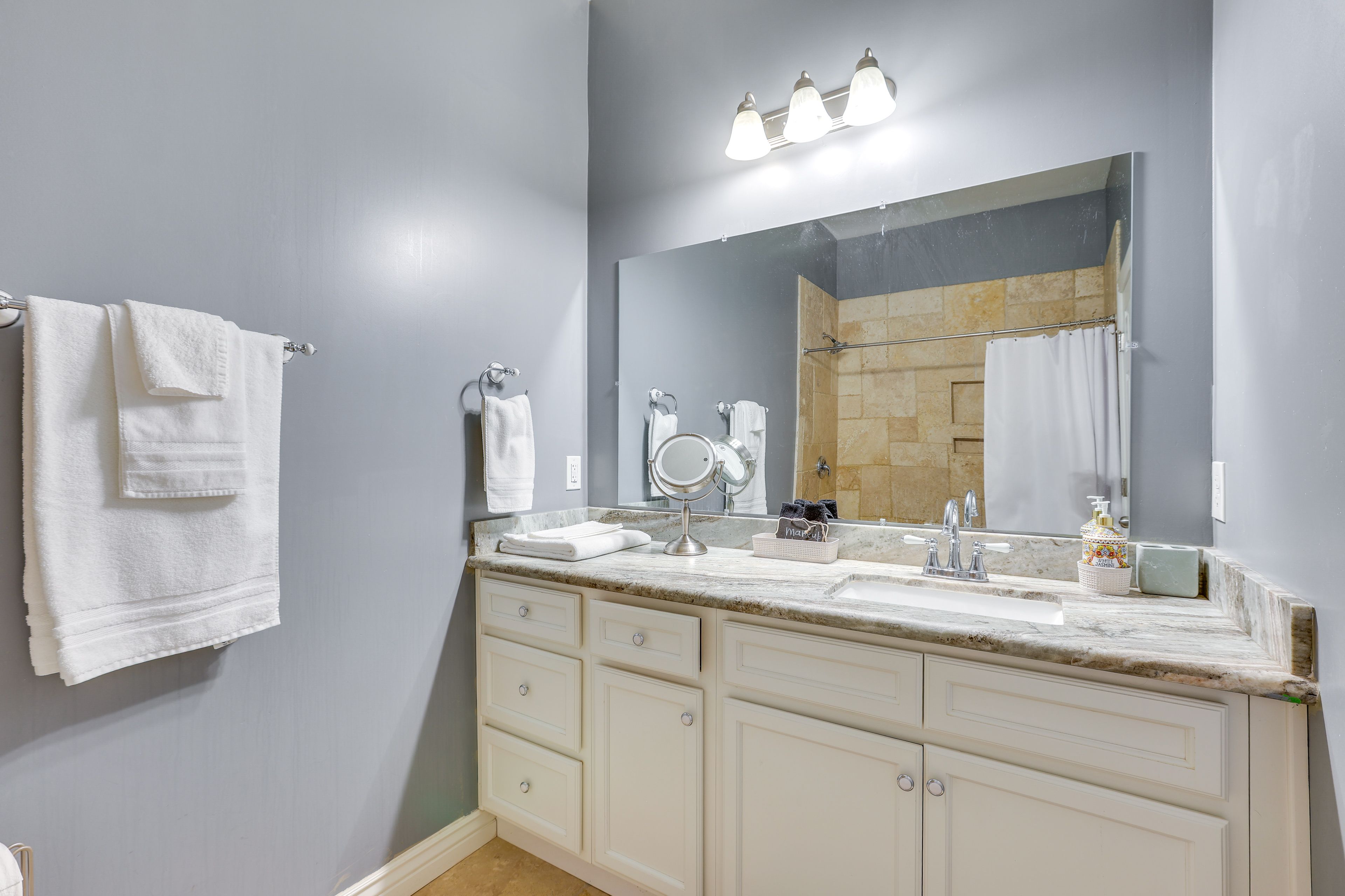 Full Bathroom | Towels Provided