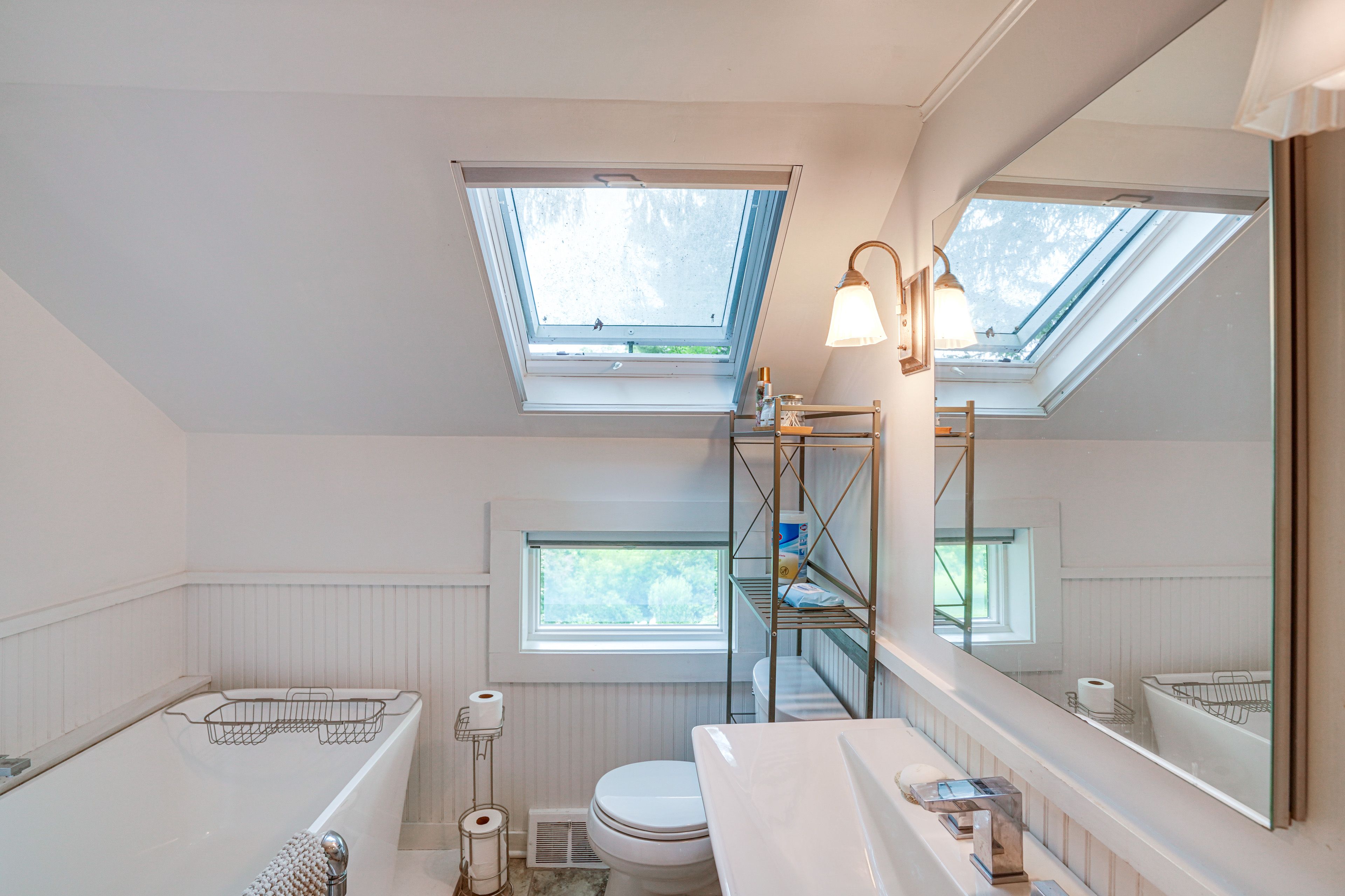 Full Bathroom | 2nd Floor