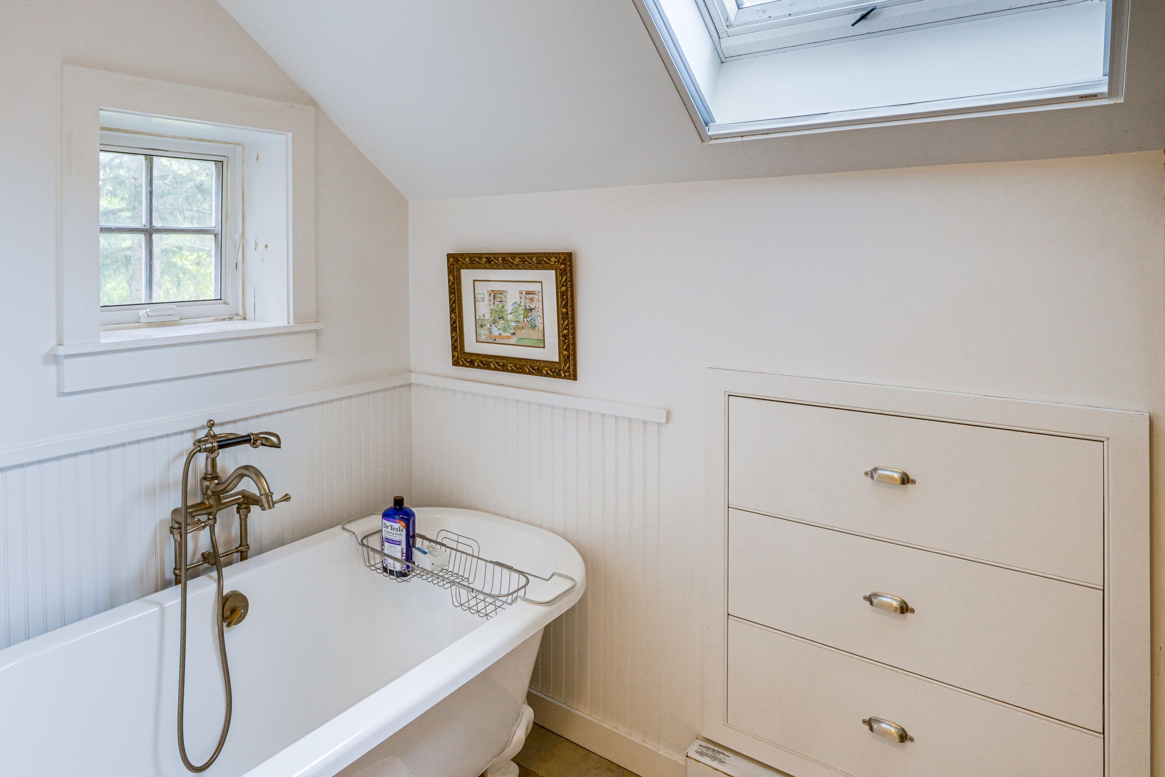 Full Bathroom | 2nd Floor