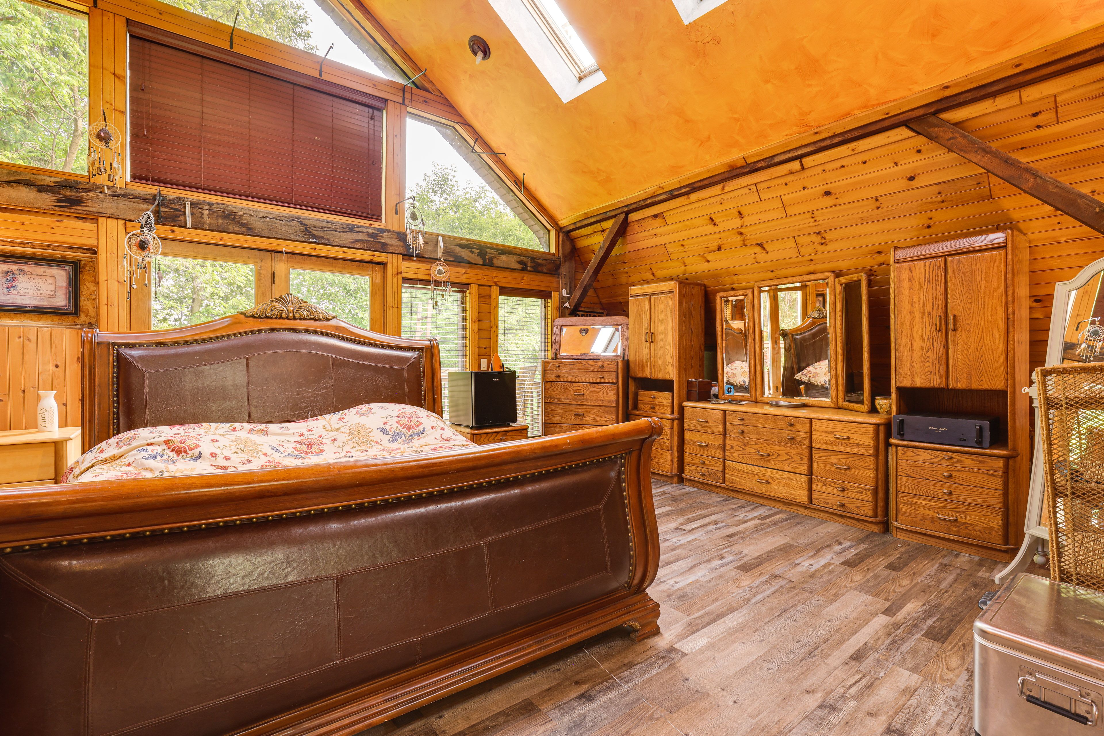 Studio | Queen Bed | Twin Bed