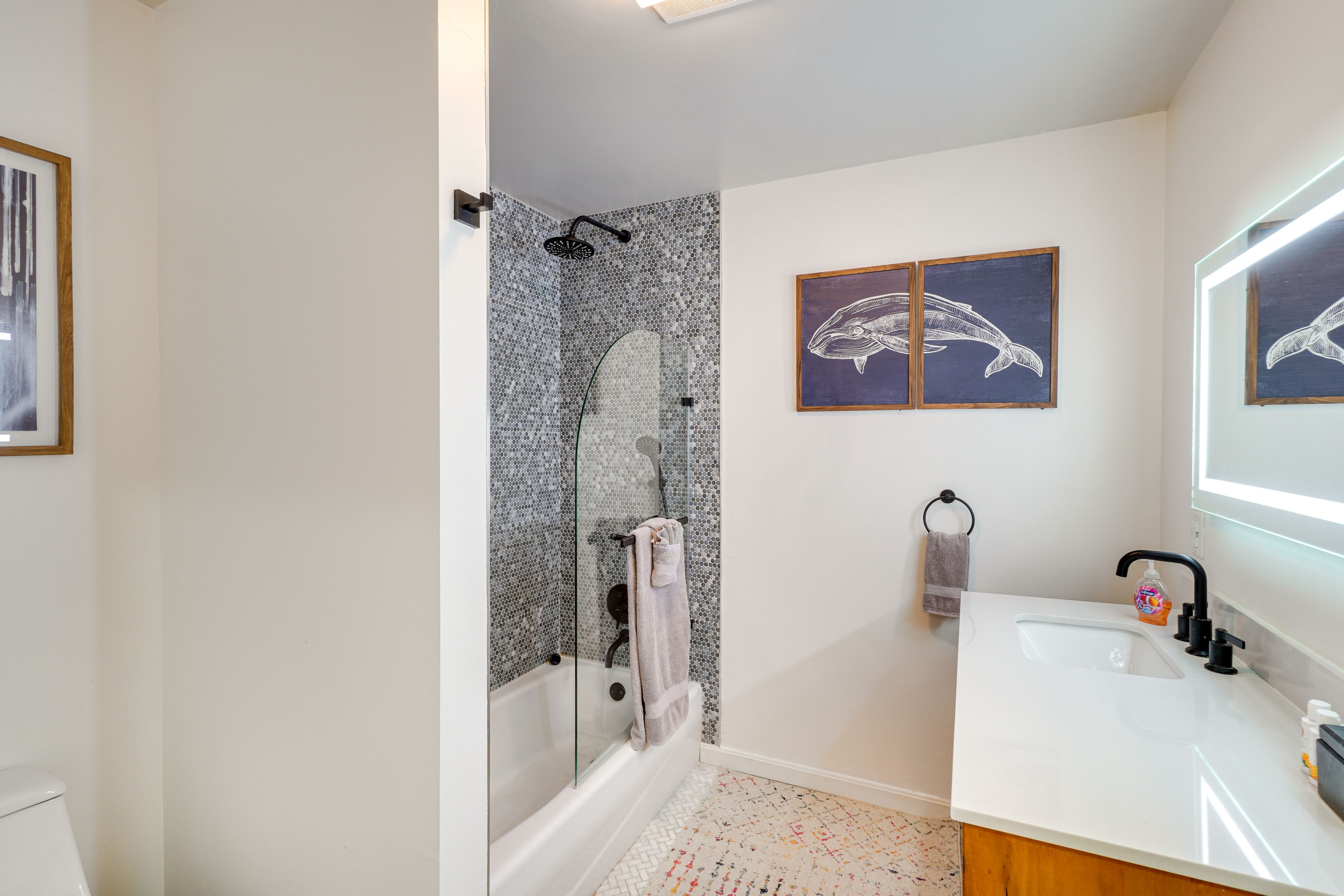 Full Bathroom | 1st Floor | Complimentary Toiletries