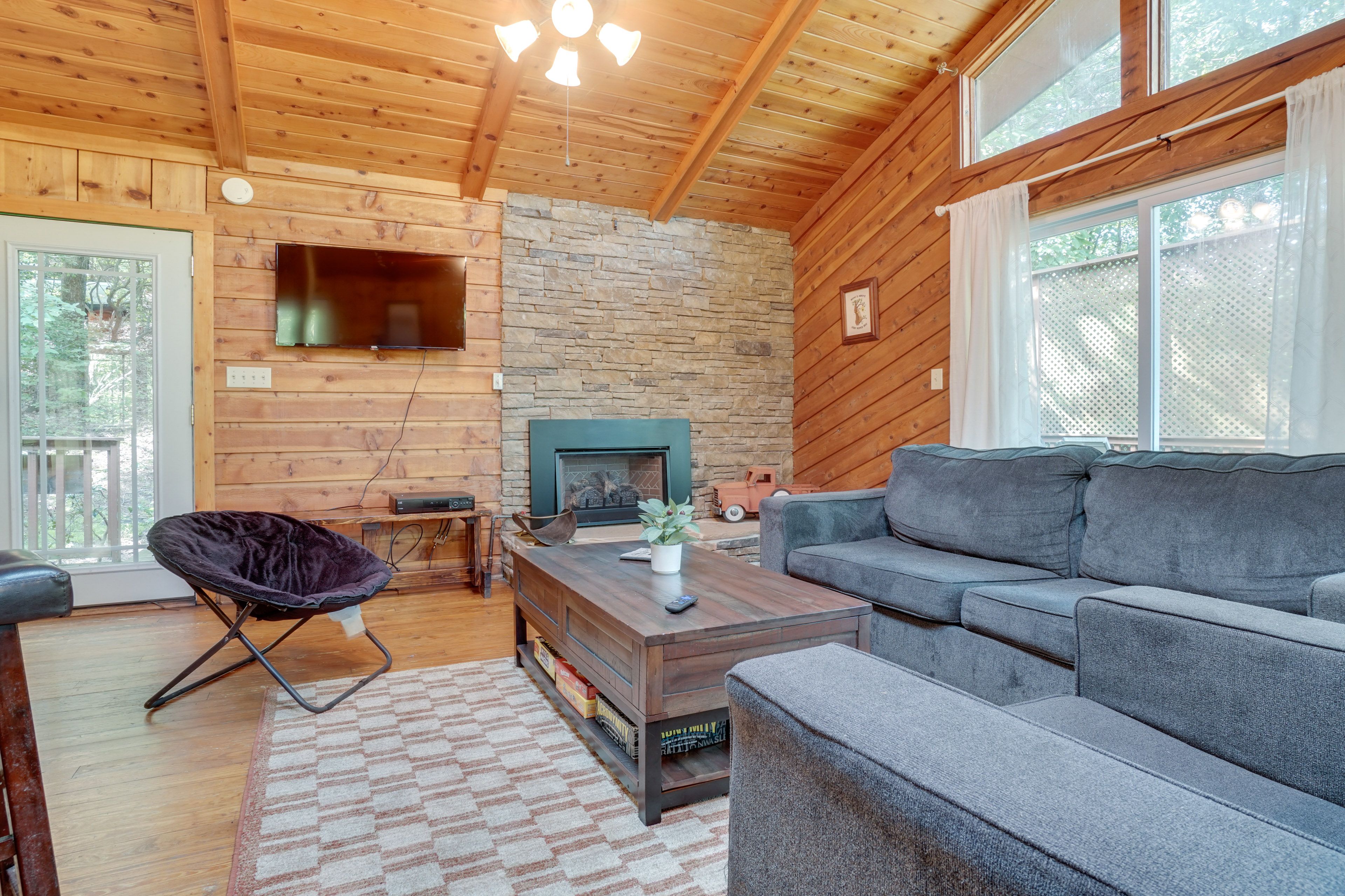 Living Room | 1st Floor | Queen Sleeper Sofa | Fireplace | Smart TV