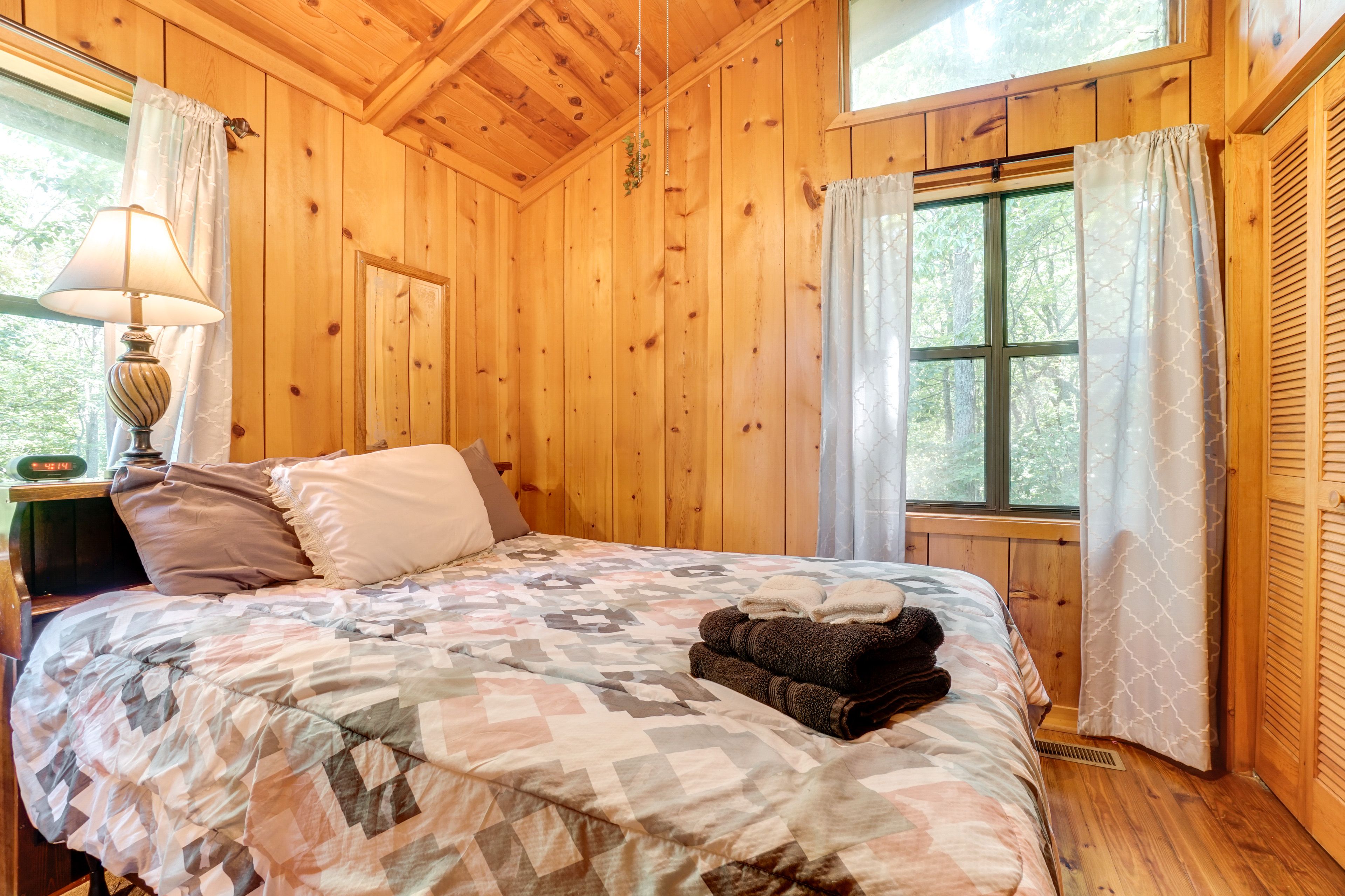 Bedroom 2 | 1st Floor | Queen Bed | Smart TV