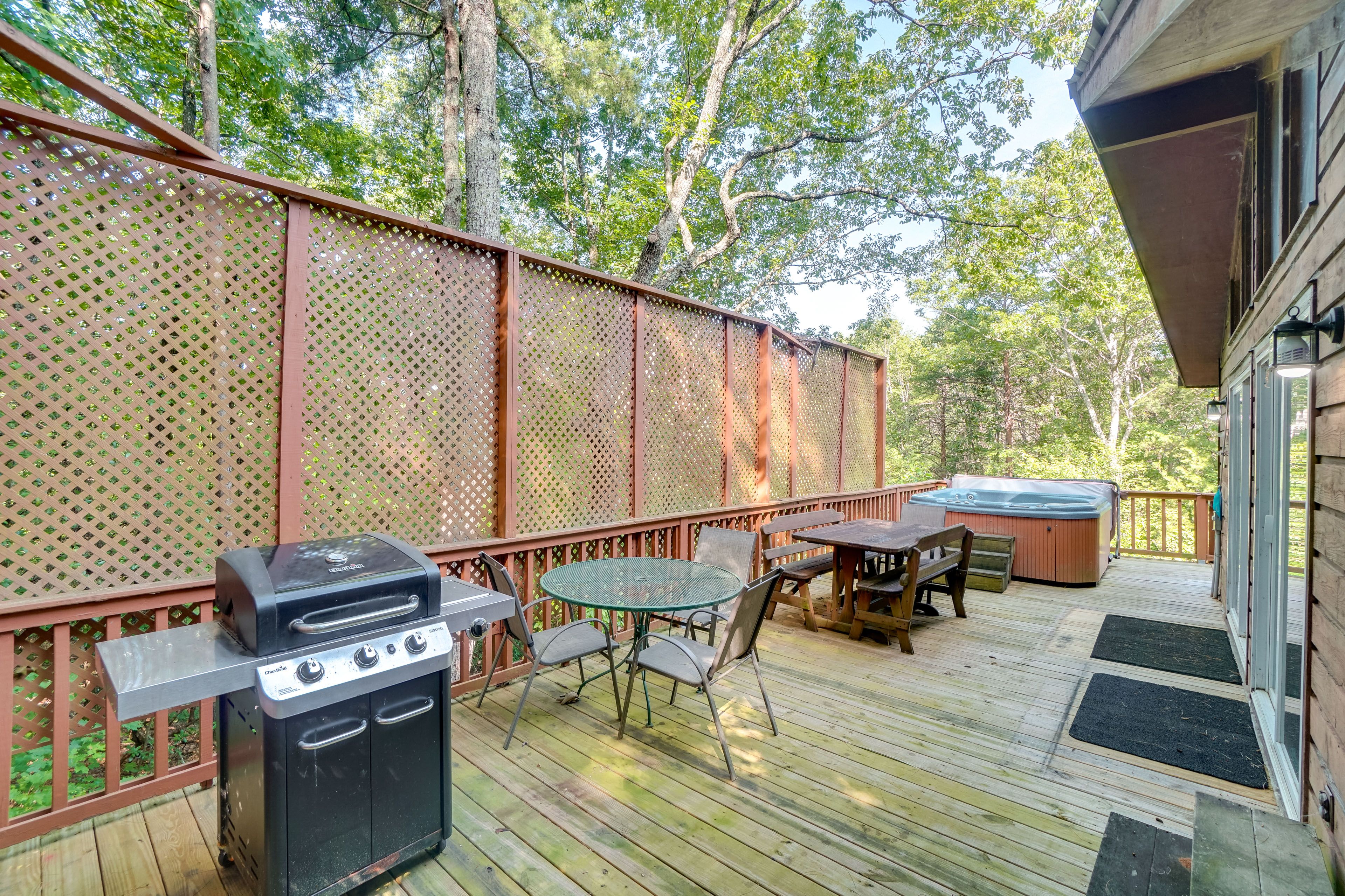 Deck | Hot Tub | Gas Grill (Propane Provided)