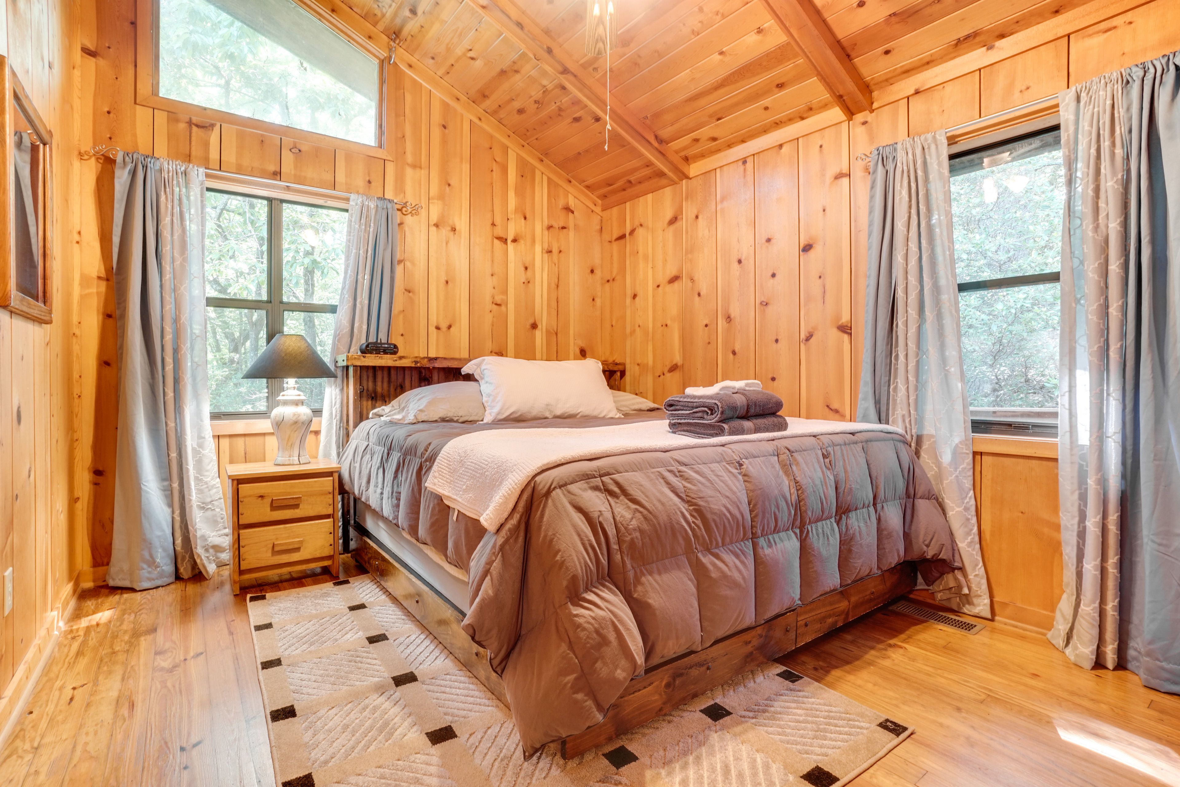 Bedroom 1 | 1st Floor | King Bed | Smart TV