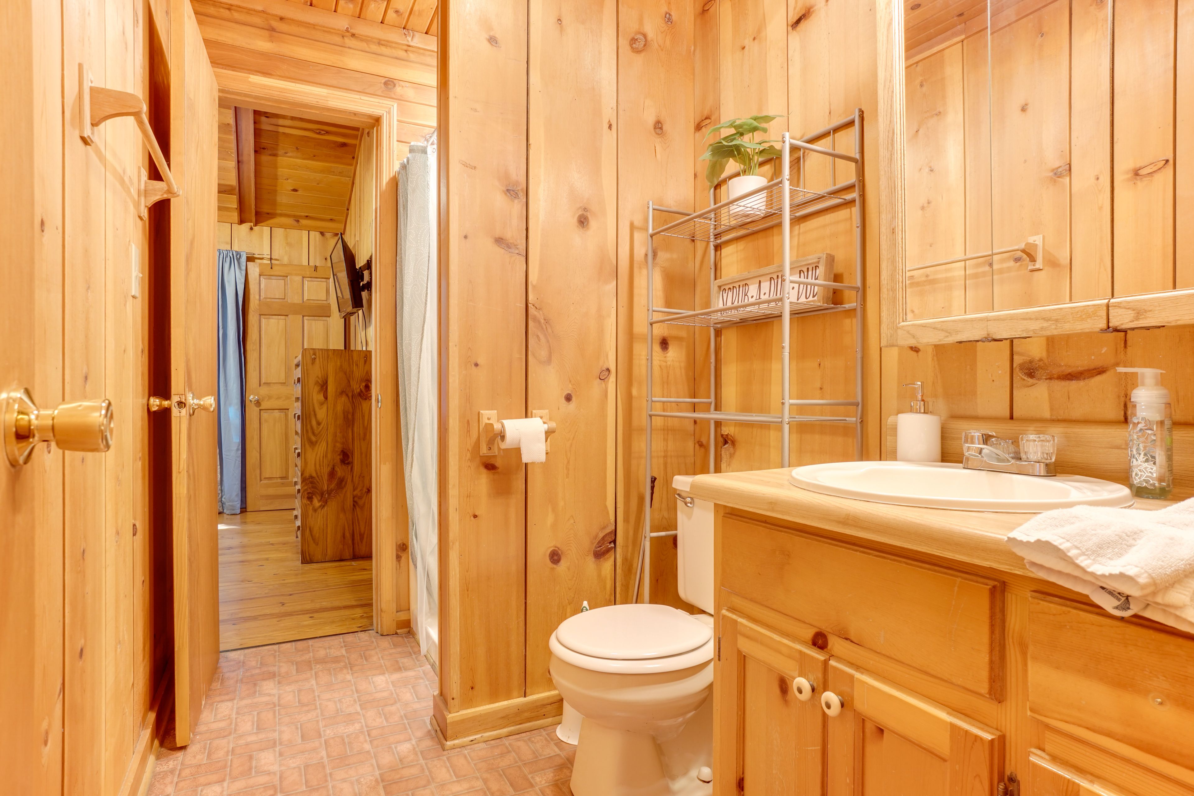 Full Bathroom | 1st Floor | Towels Provided