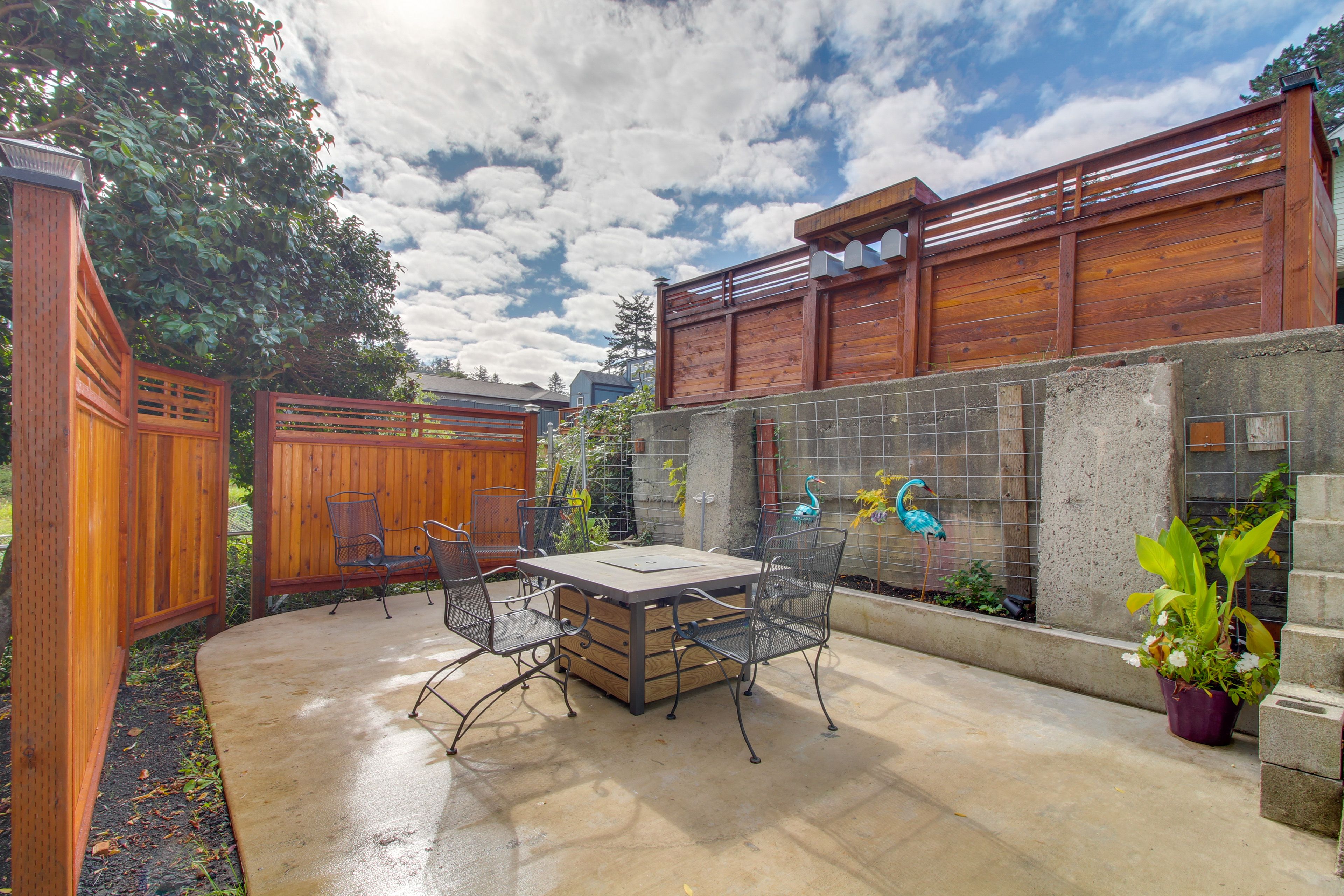 Apartment Exterior | Patio w/ Gas Fire Table