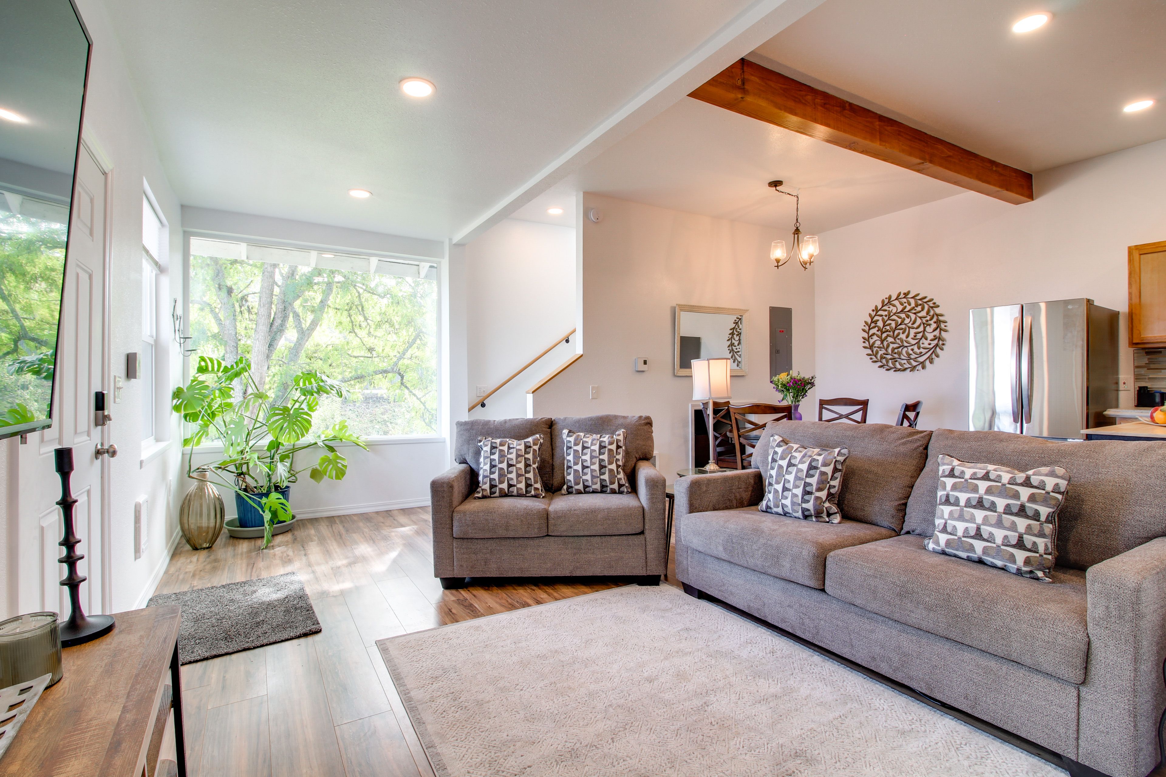 Living Area | Dining Table