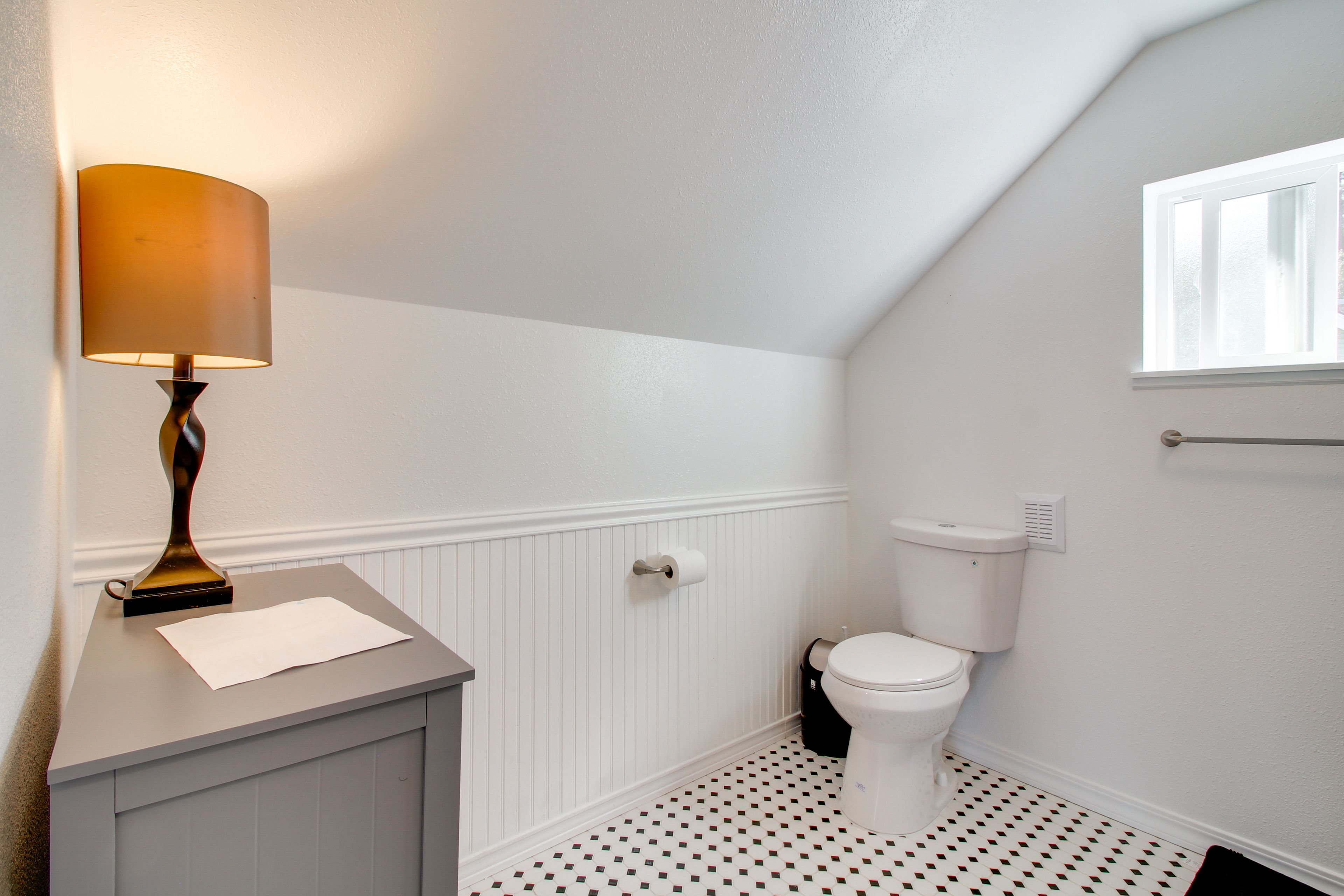 Full Bathroom | Towels Provided | 2nd Floor