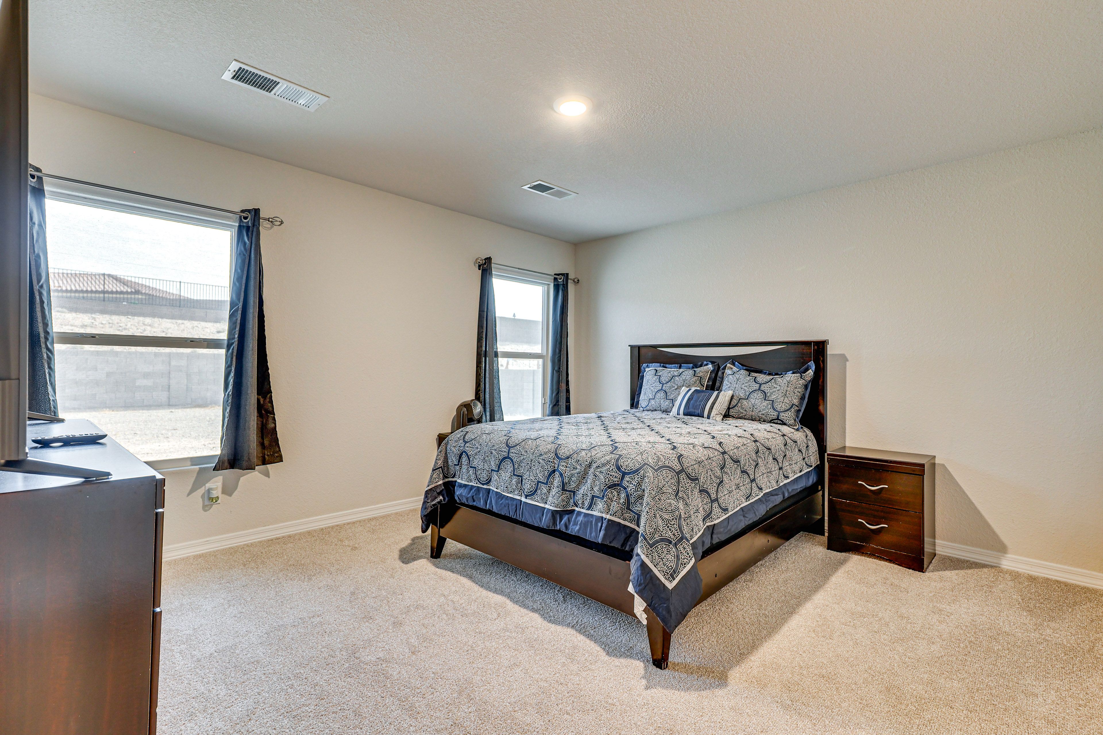 Bedroom 1 | Queen Bed | Smart TV