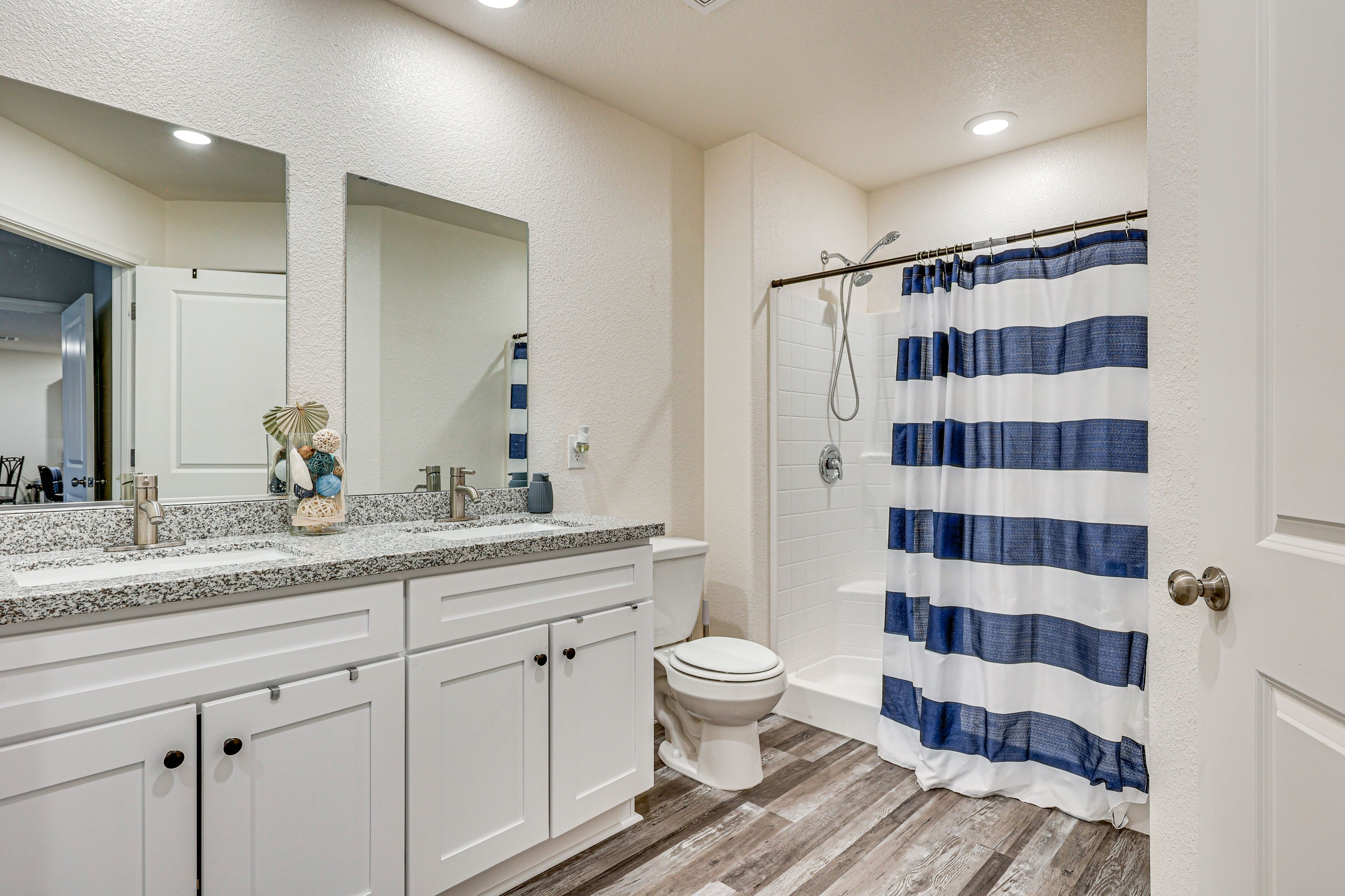 Full Bathroom | Towels Provided