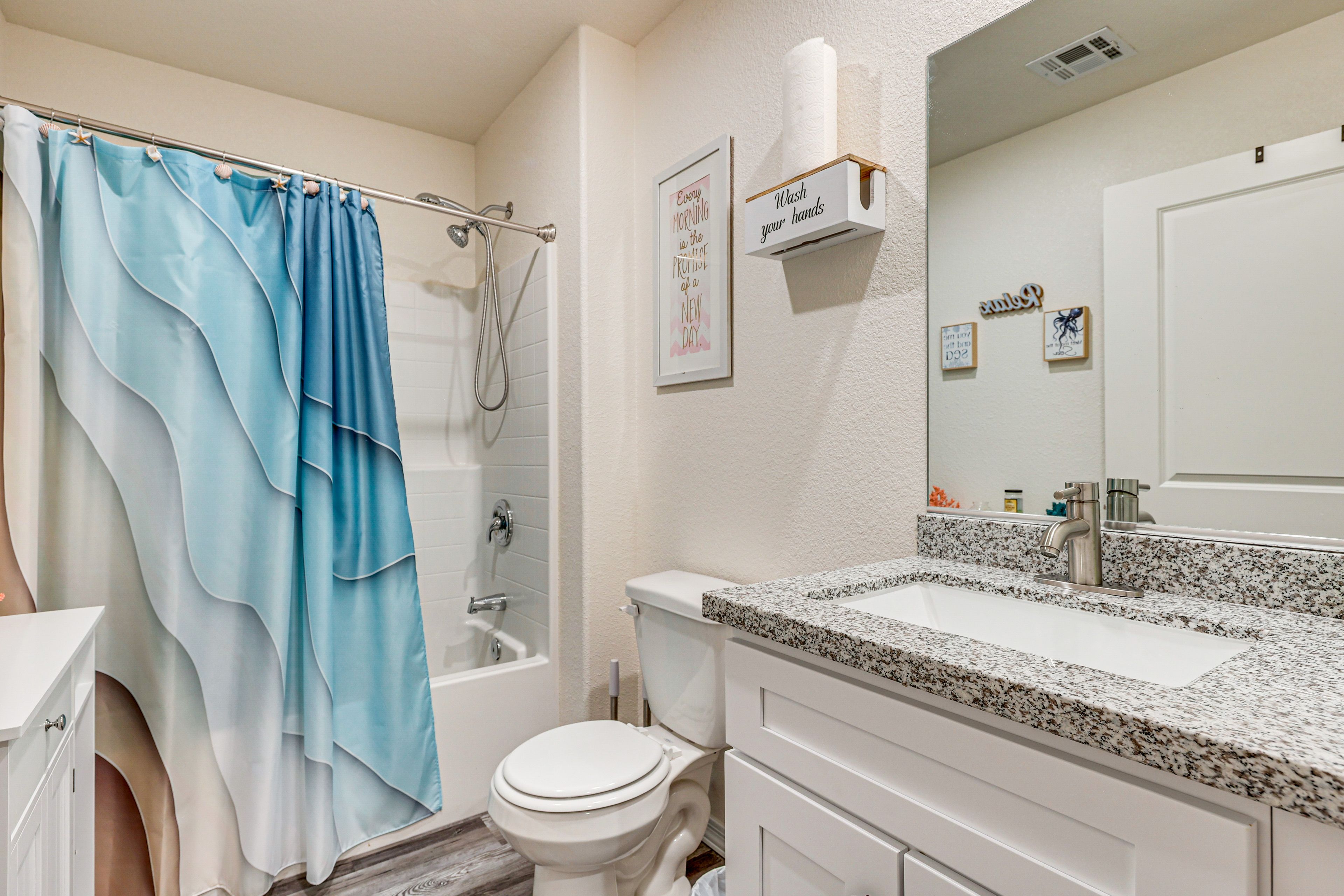 Full Bathroom | Complimentary Toiletries