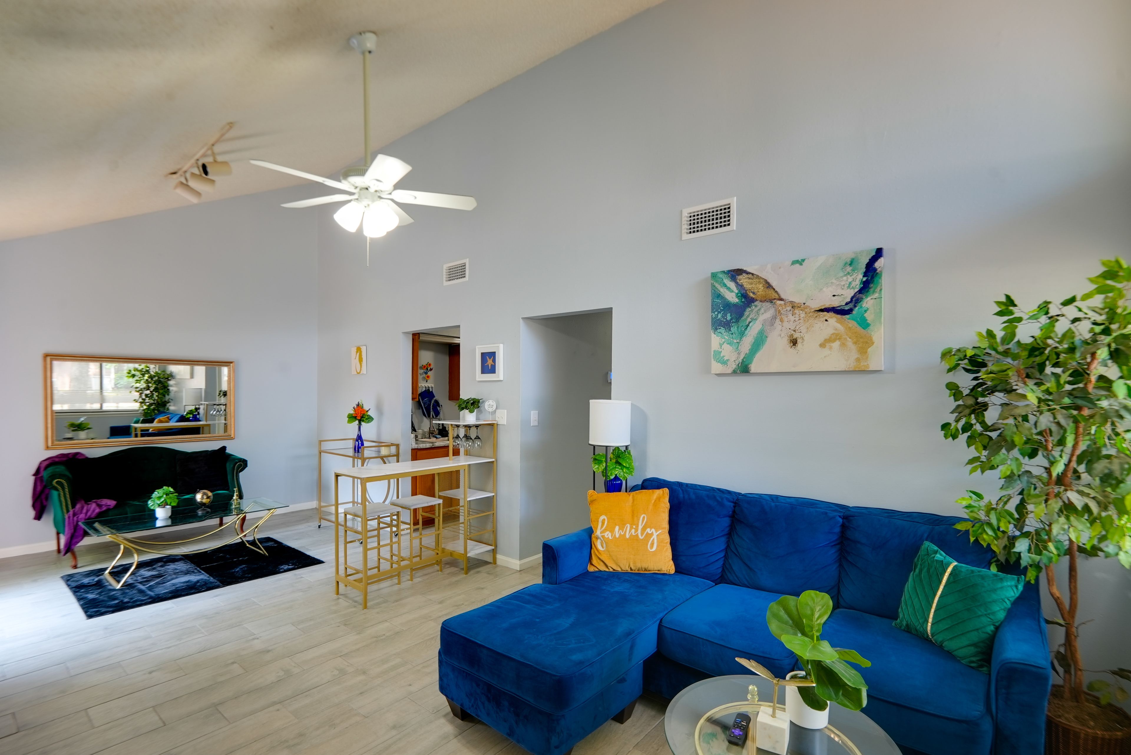 Living Room | Queen Sleeper Sofa | Free WiFi | Smart TV | Fireplace