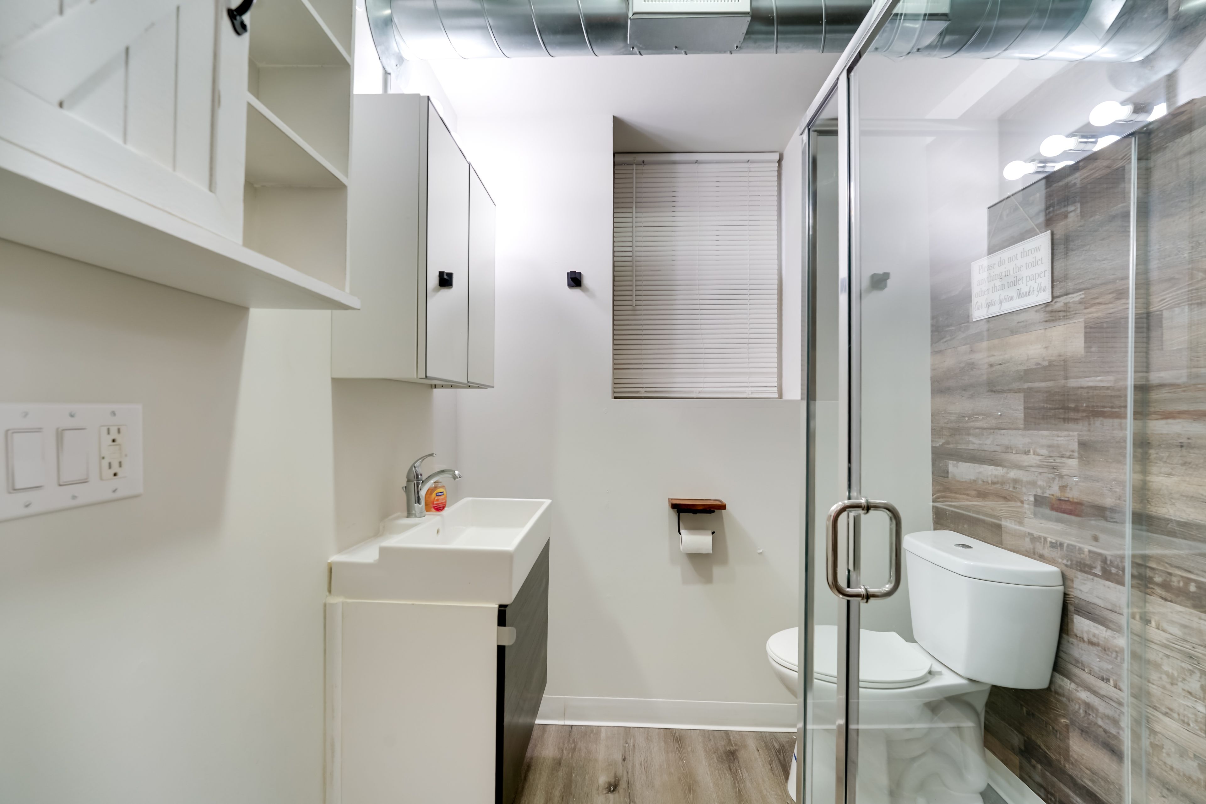 Full Bathroom | Towels Provided | Complimentary Toiletries