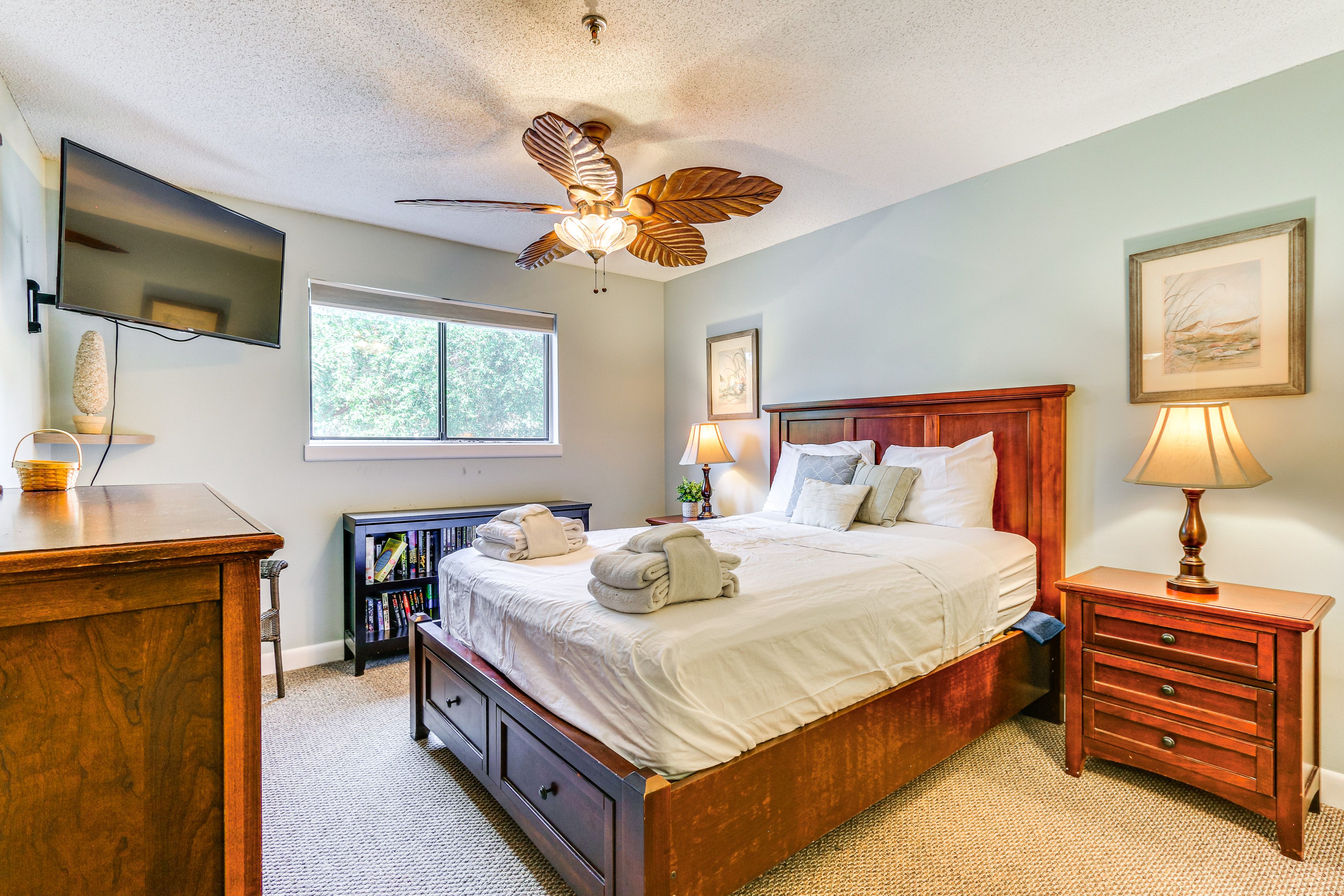 Bedroom 1 | Queen Bed | Smart TV