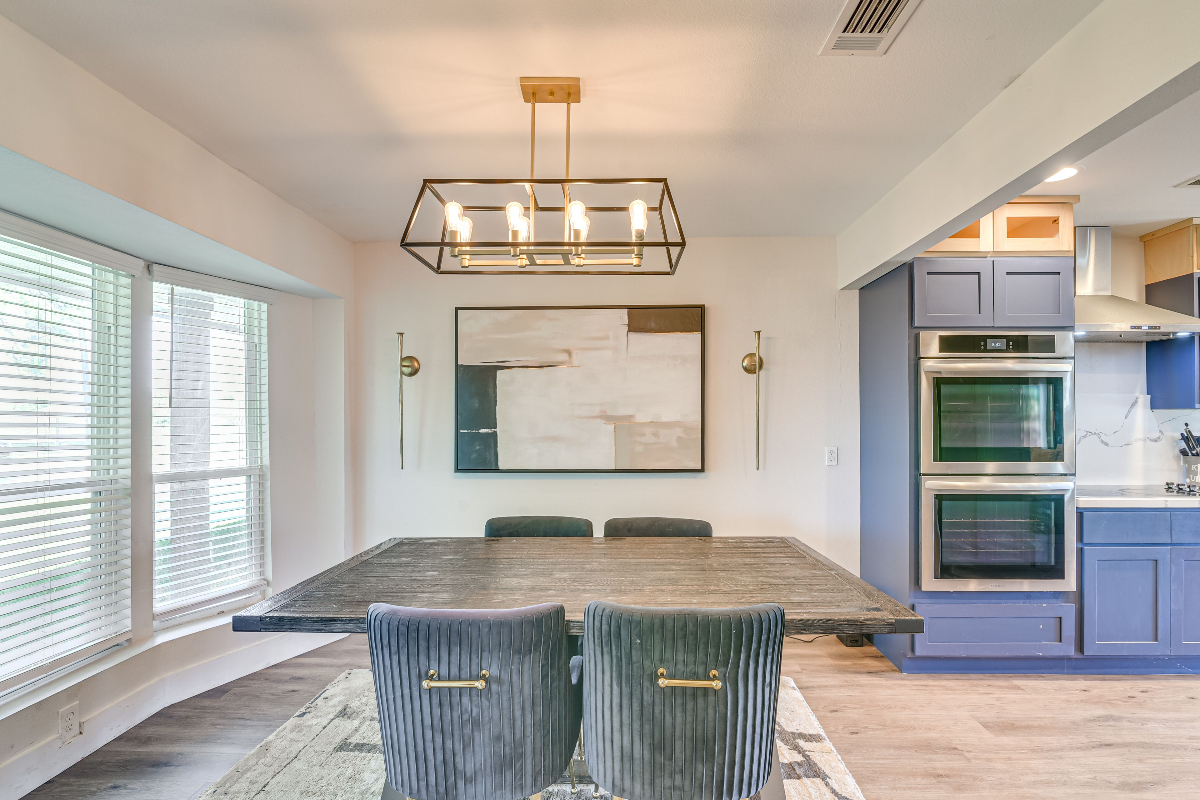 Dining Table | Dishware & Flatware