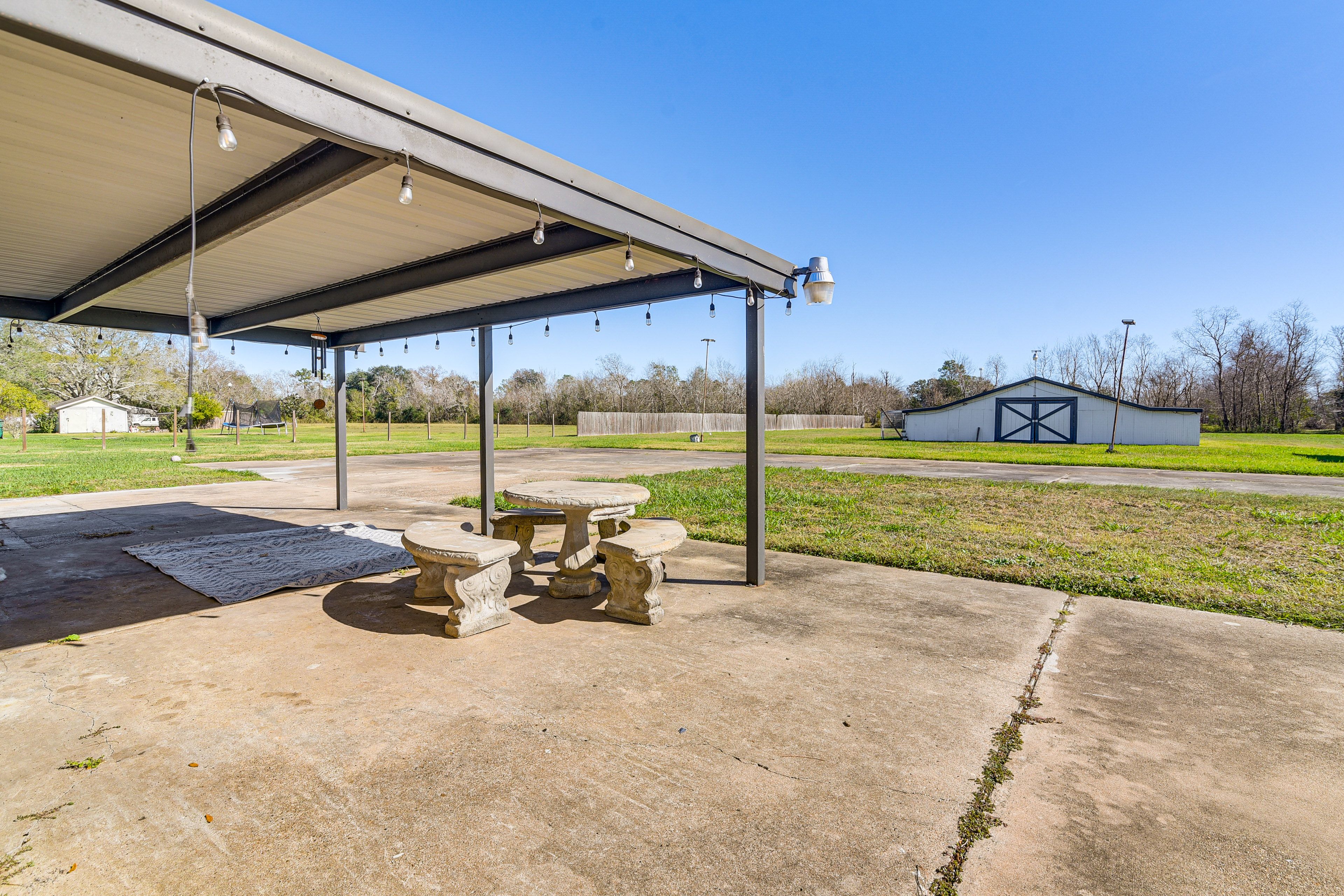 Covered Patio | Charcoal Grill