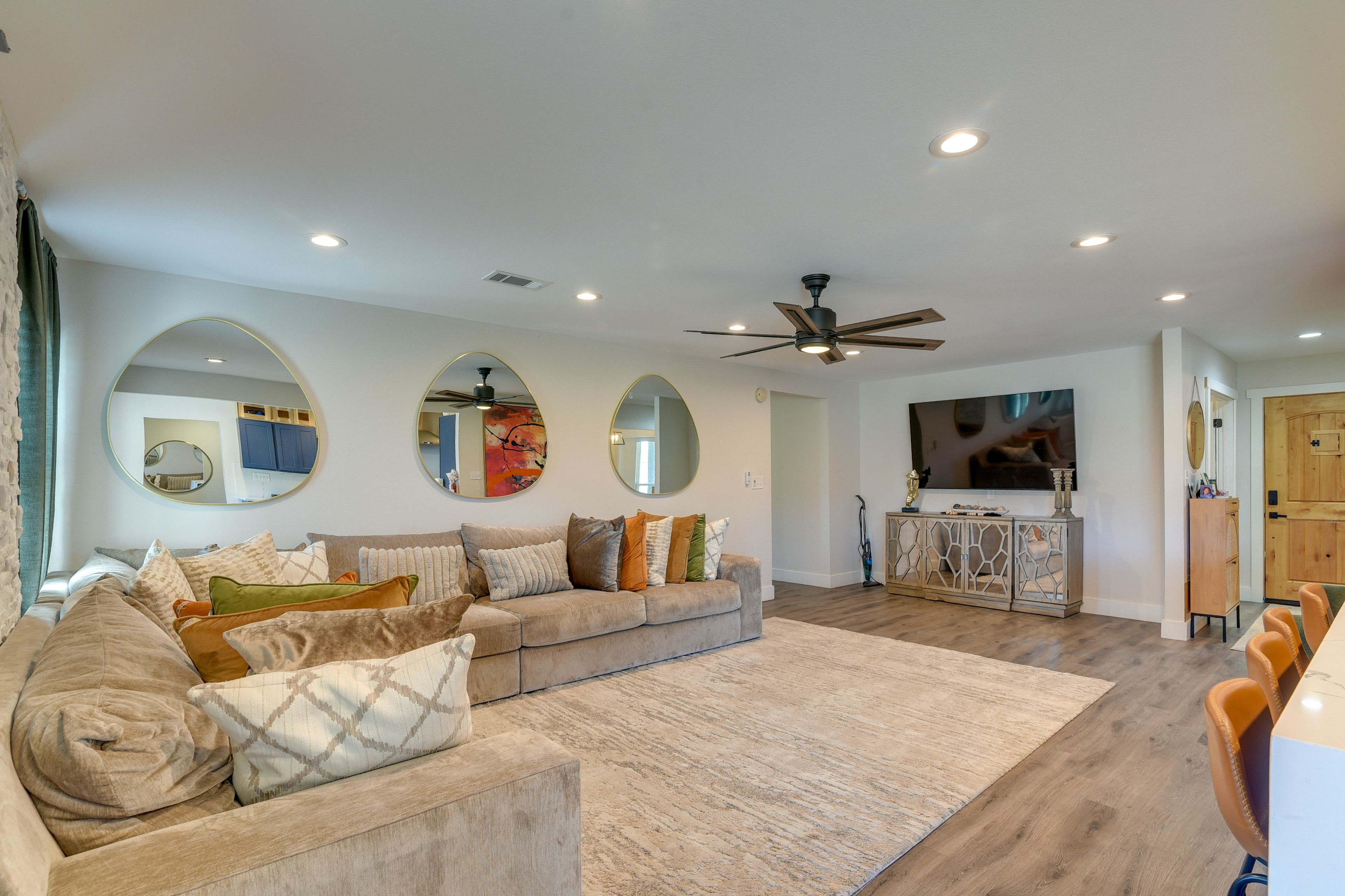 Living Room | Free WiFi | Central A/C & Heat