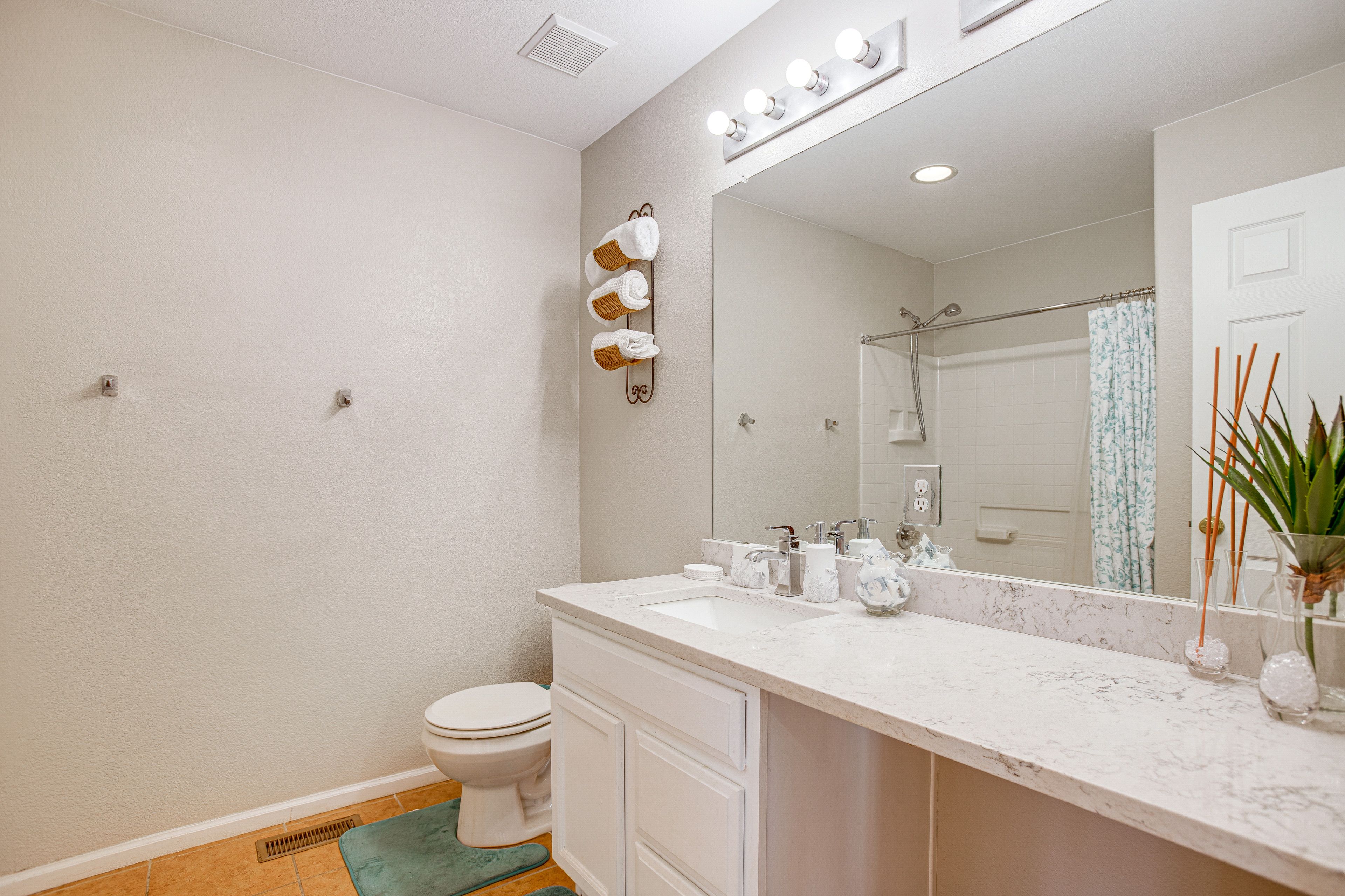 Full Bath | Towels | Hair Dryer | Upper Level