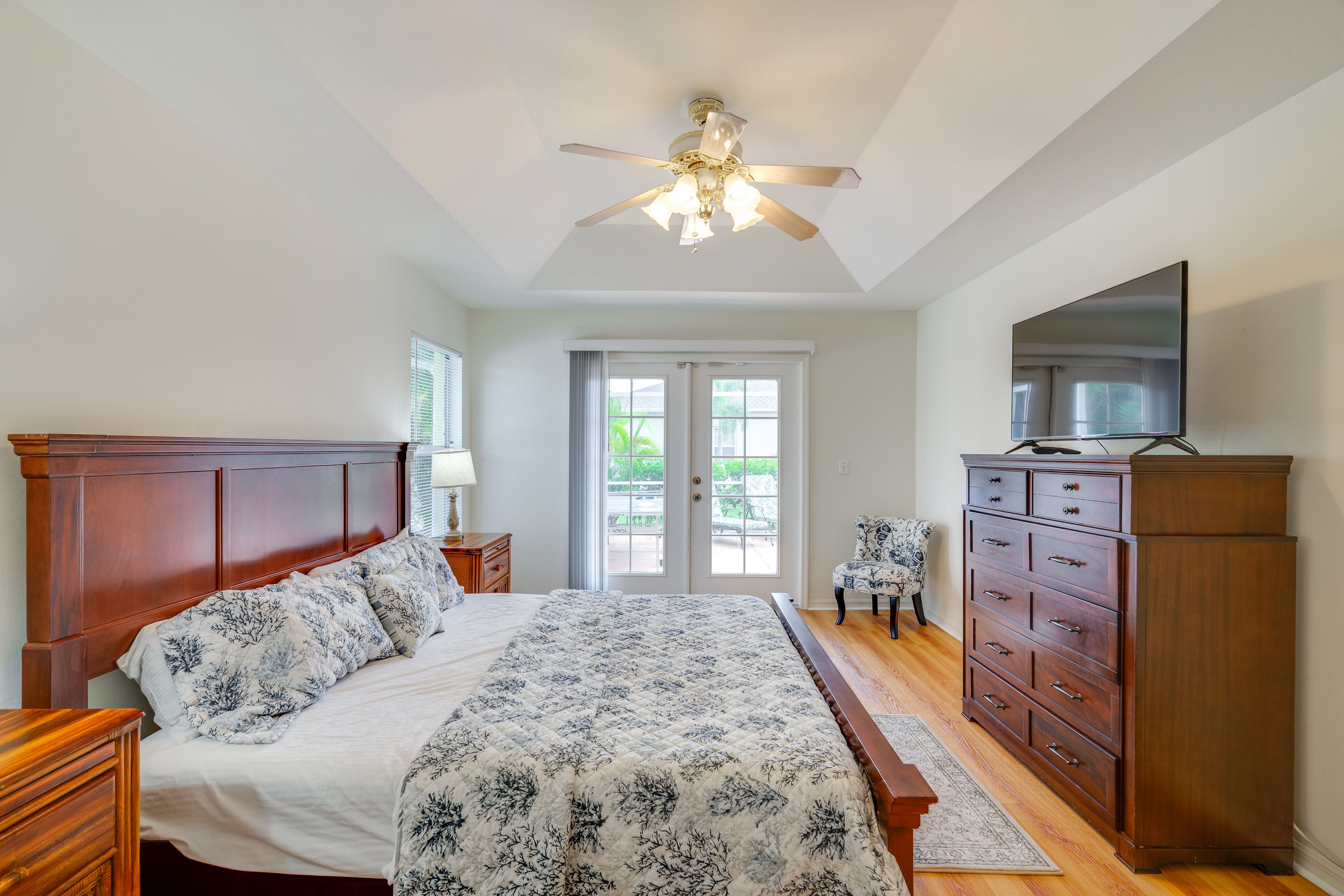Bedroom 1 | King Bed | Smart TV
