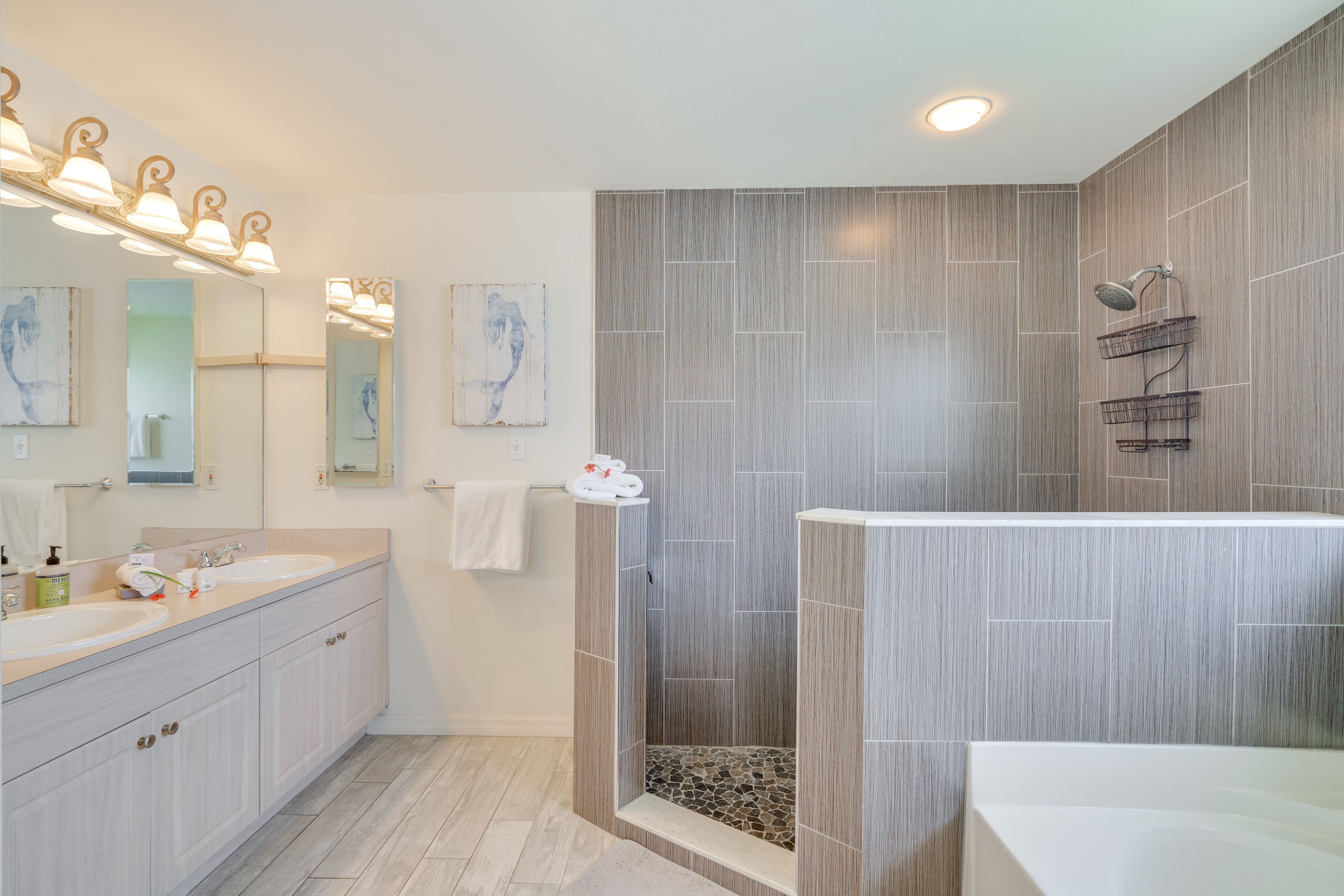En-Suite Bathroom | Towels Provided