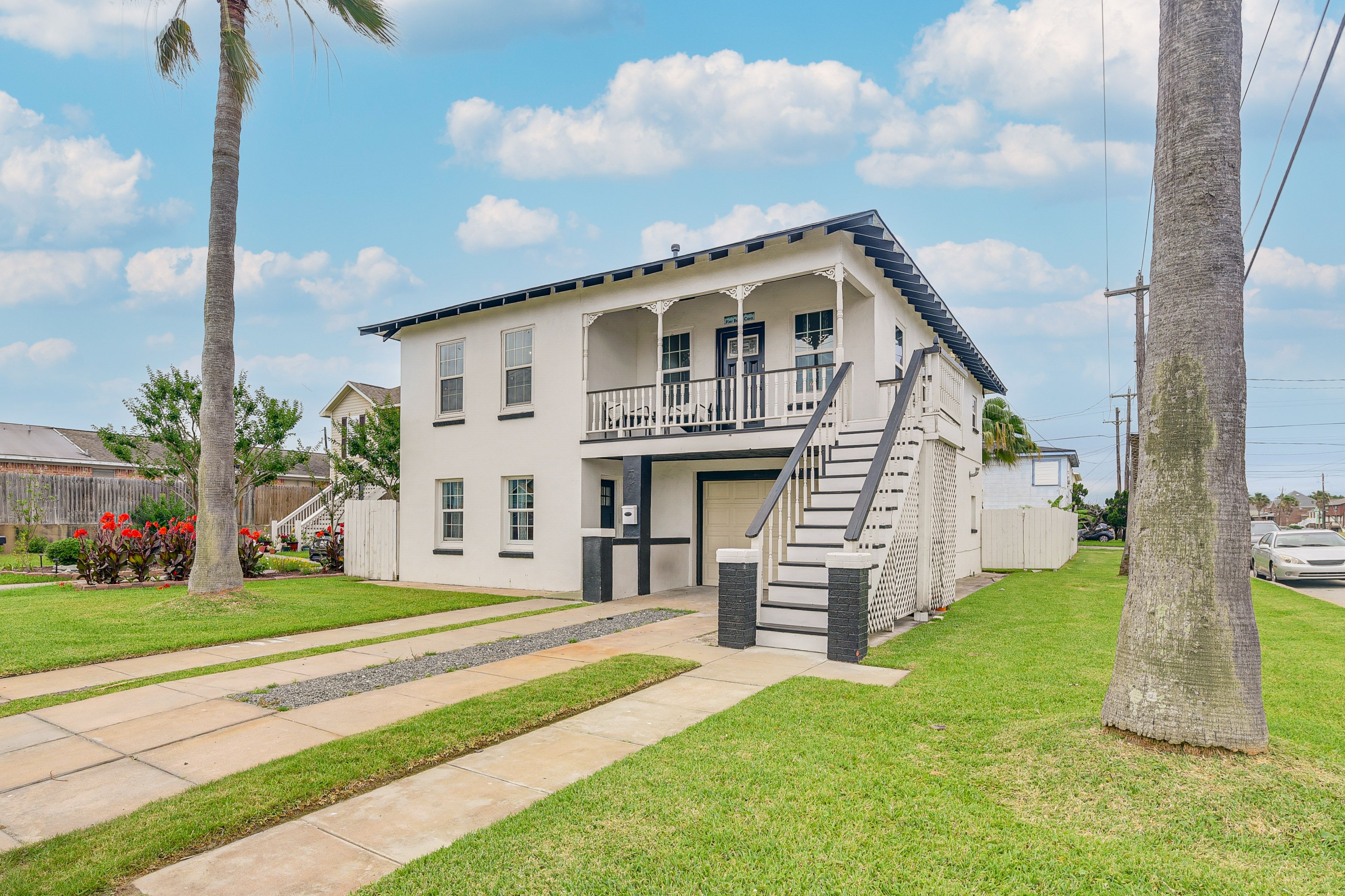 2-Story House | Self Check-In | 2 Mi to Moody Gardens