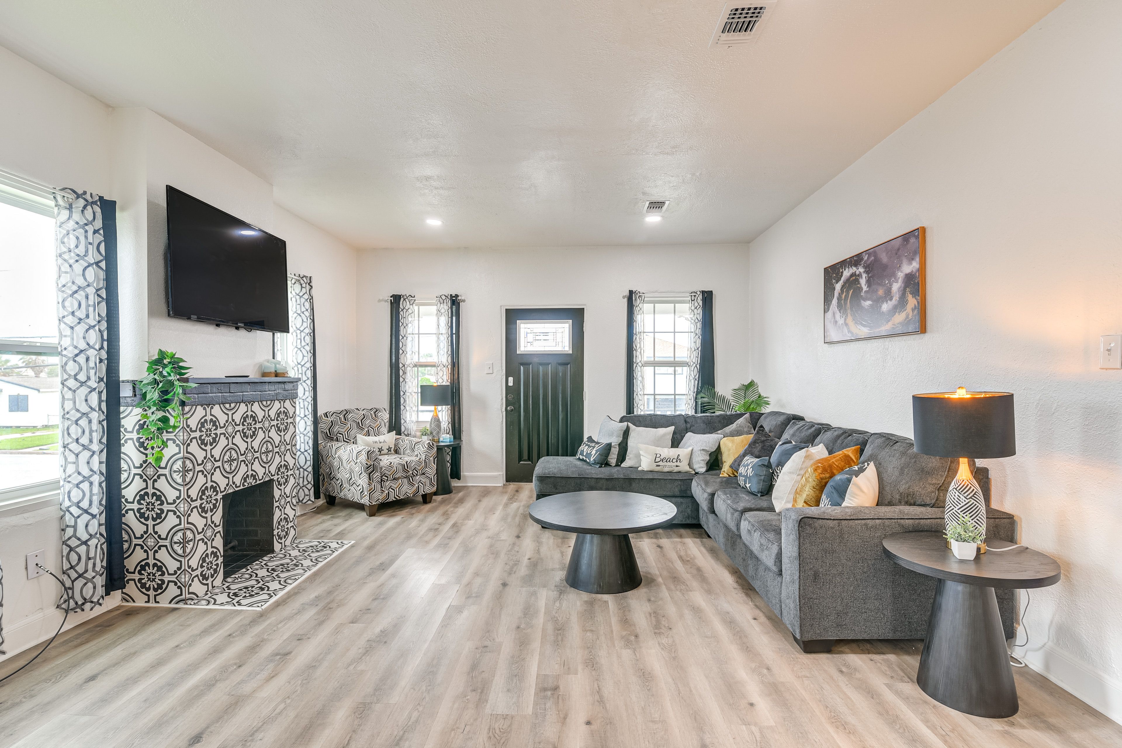 Living Room | Main Level | Sleeper Sofa | Smart TV | Free WiFi
