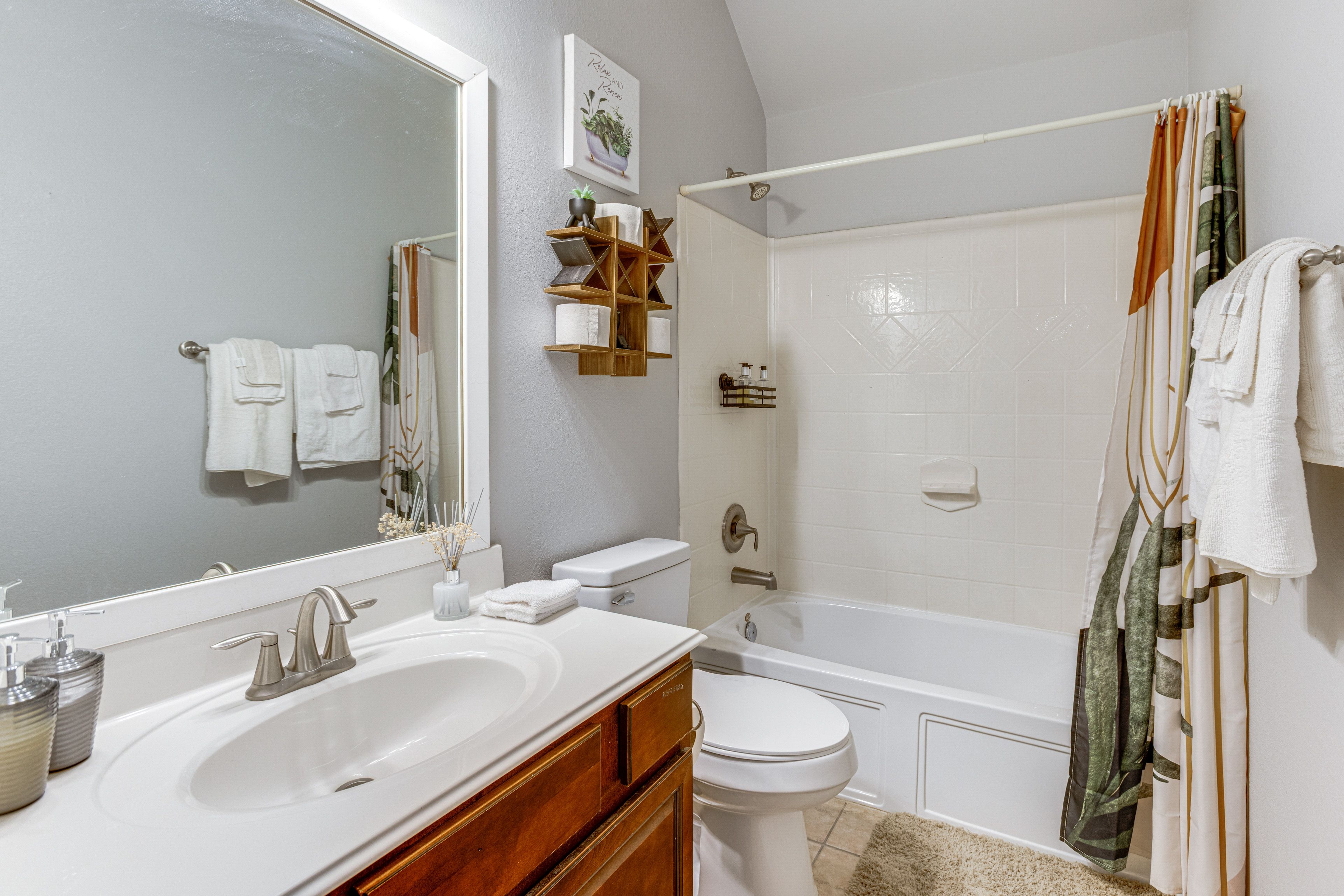 Full Bathroom | 2nd Floor
