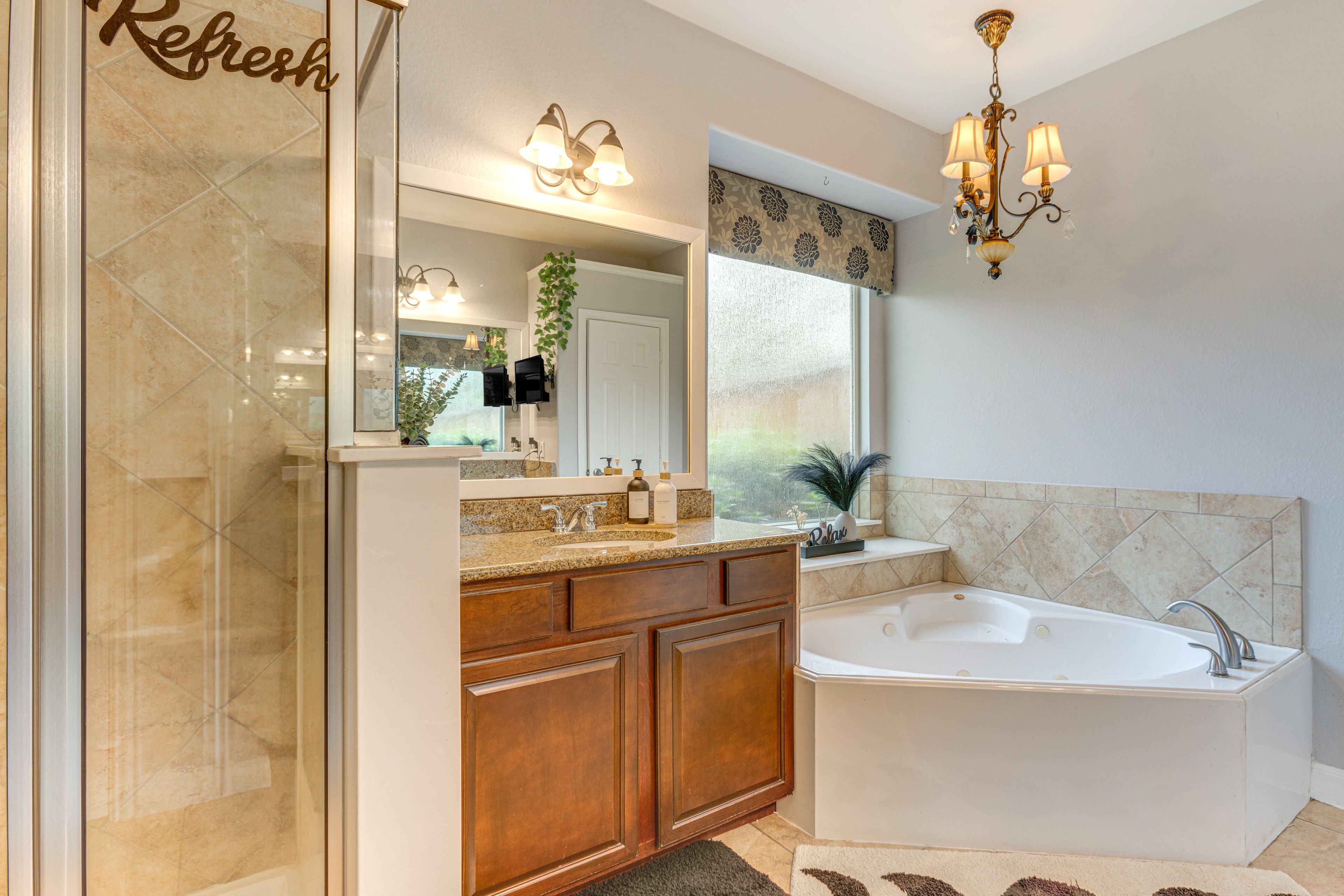Full Bathroom | 1st Floor | Complimentary Toiletries | Towels Provided