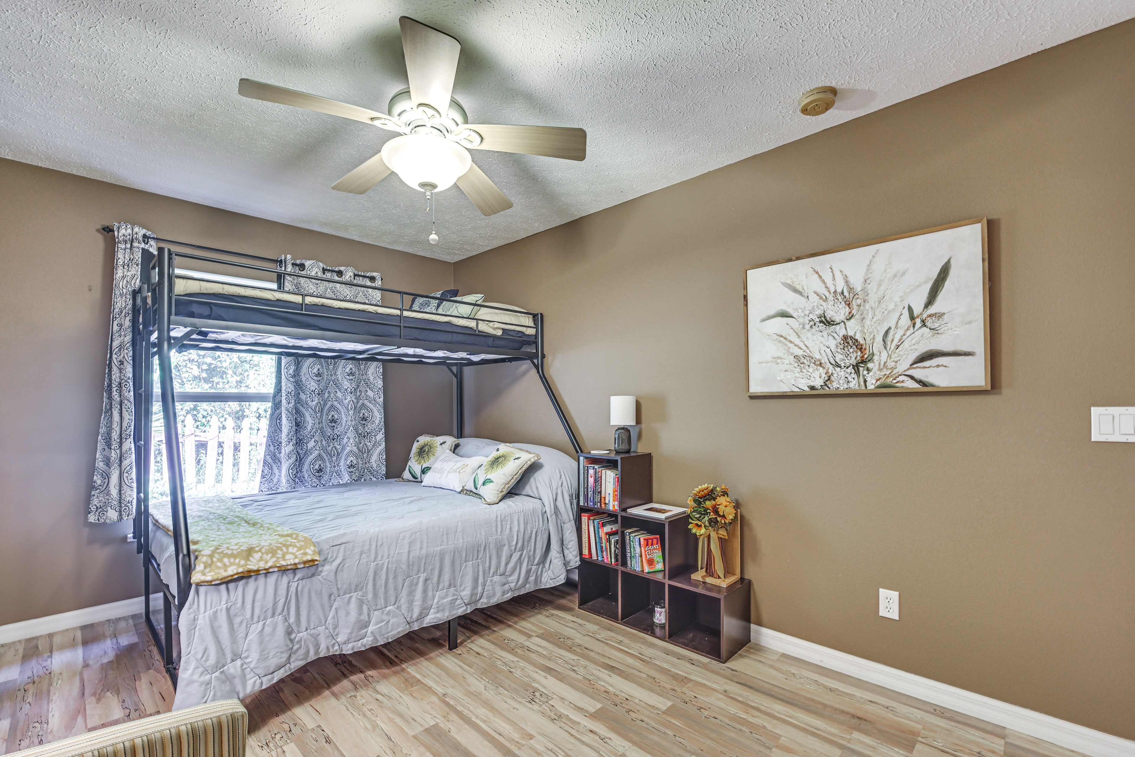 Bedroom 3 | Twin/Queen Bunk Bed