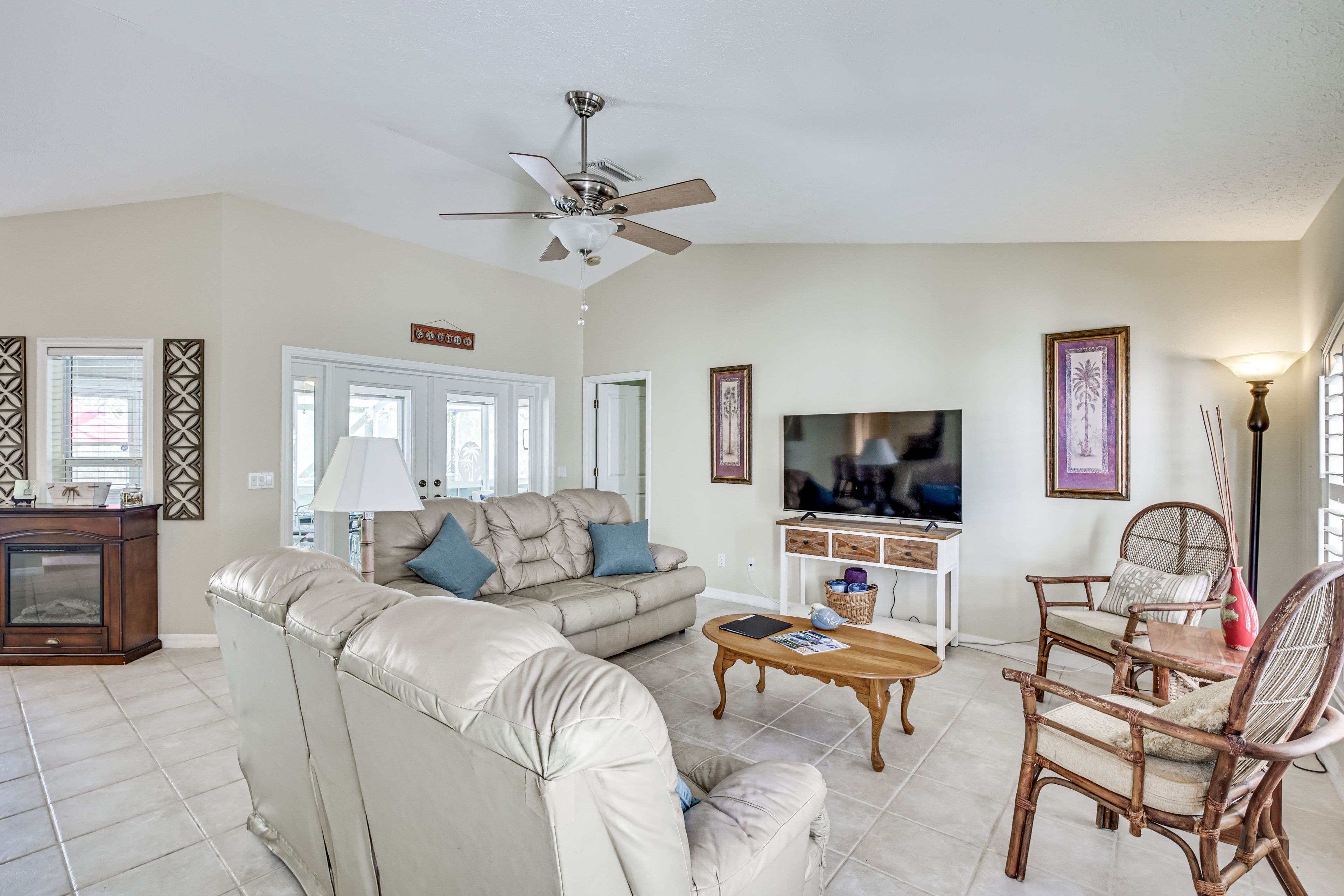 Living Room | Free WiFi | Smart TV | Central A/C | Queen Sleeper Sofa
