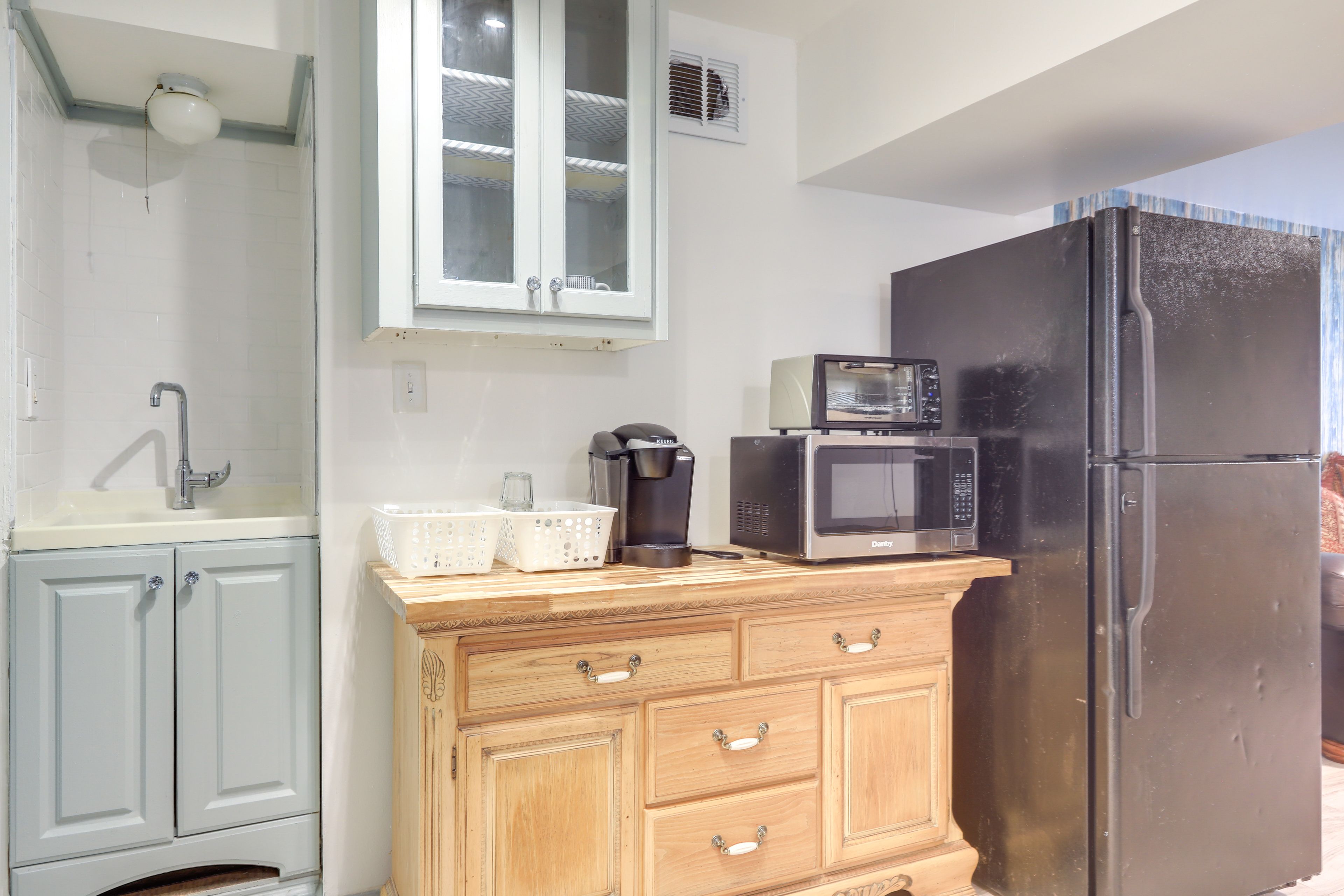 Studio | Kitchenette | Toaster Oven | Microwave | Cooktop