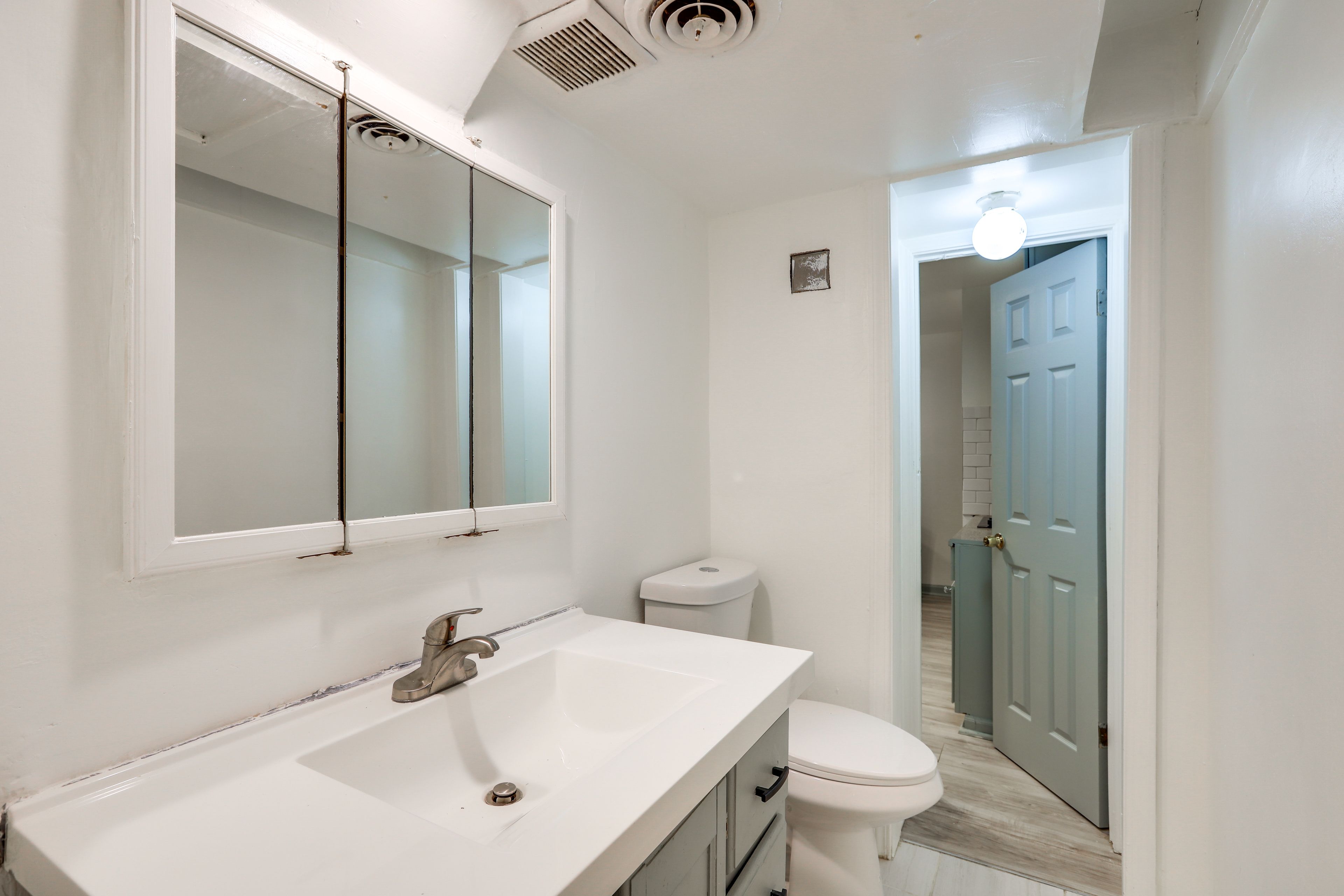 Studio | Full Bathroom