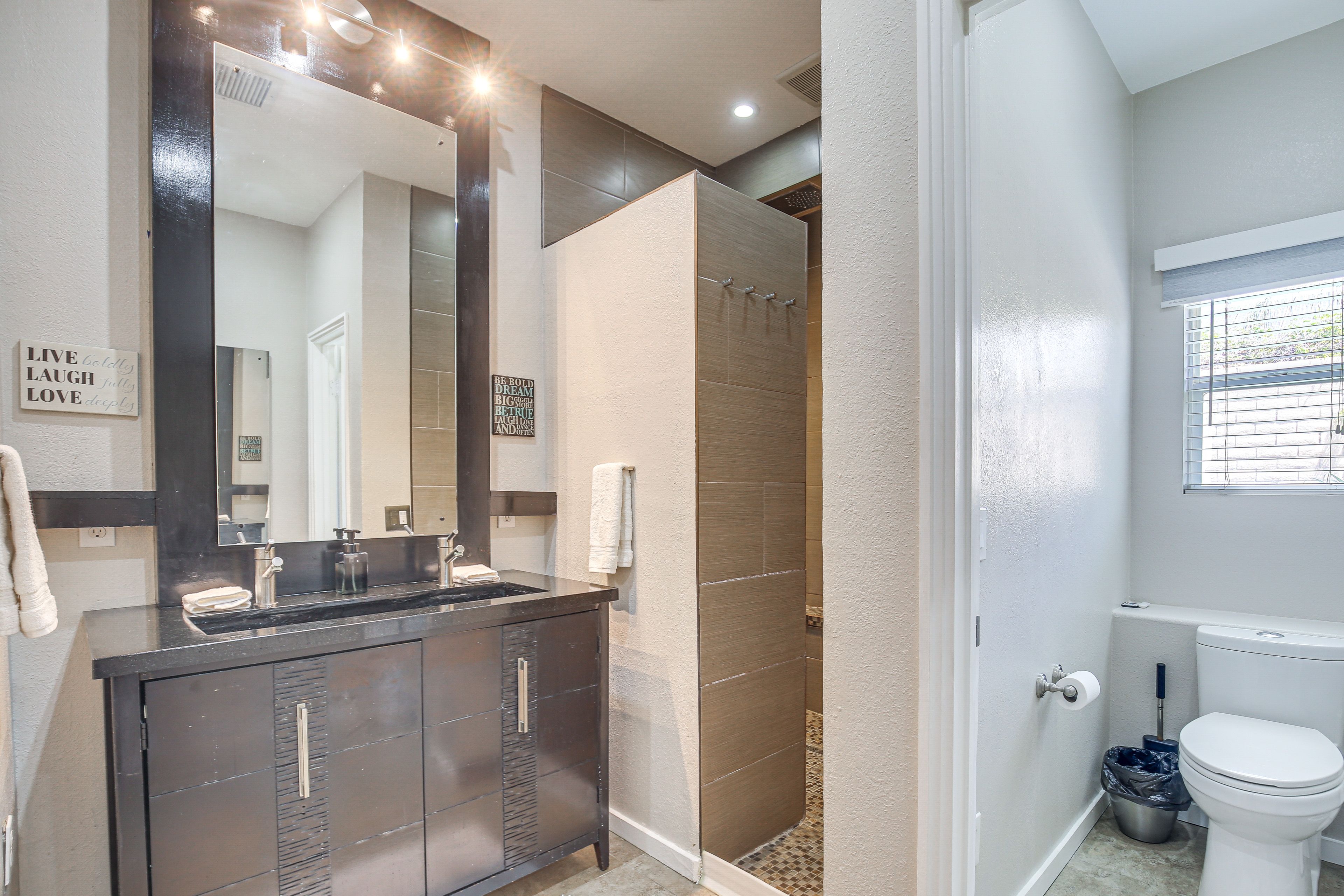 Full Bathroom | Towels Provided