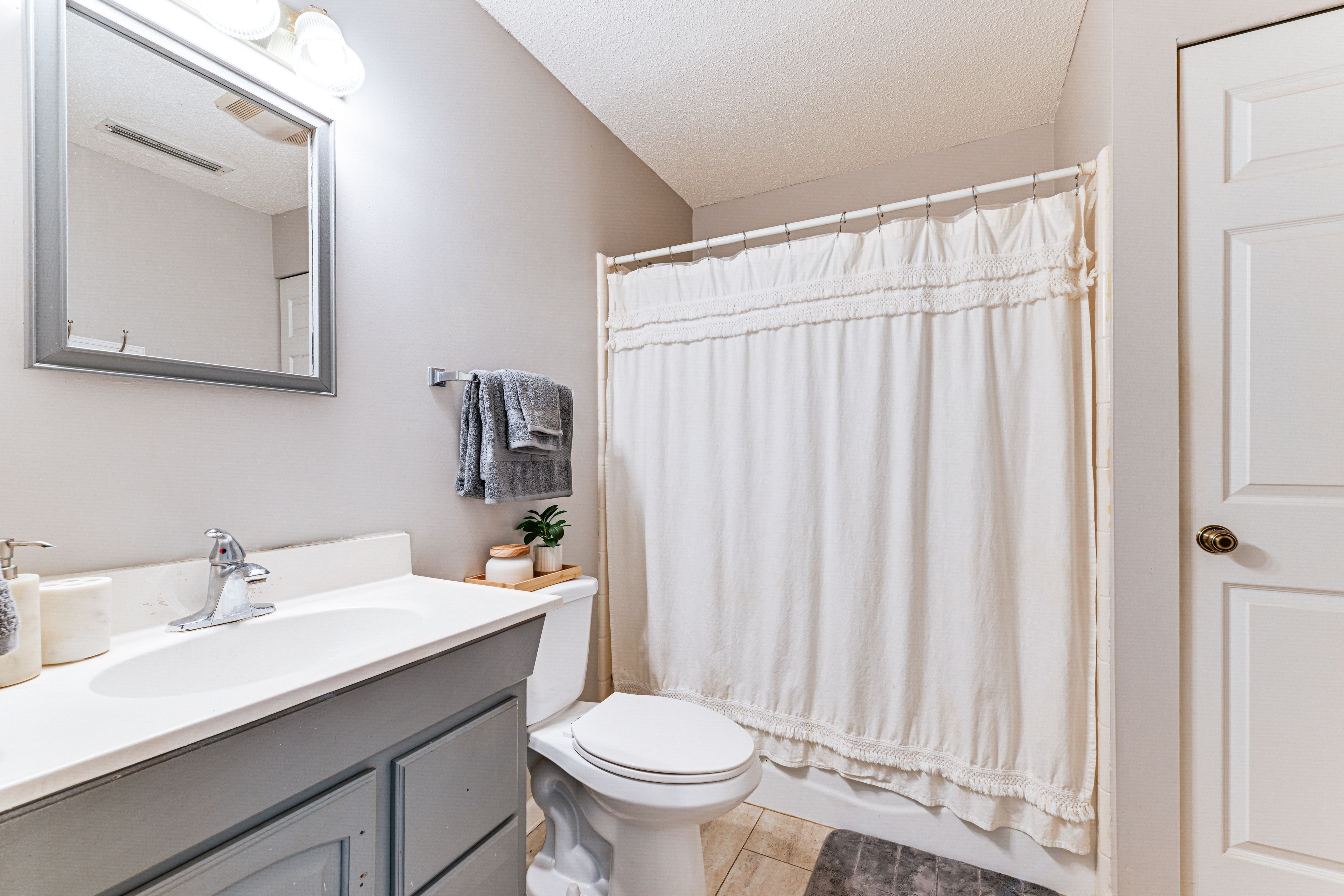 Full Bathroom | Main Level | Towels Provided | Complimentary Toiletries