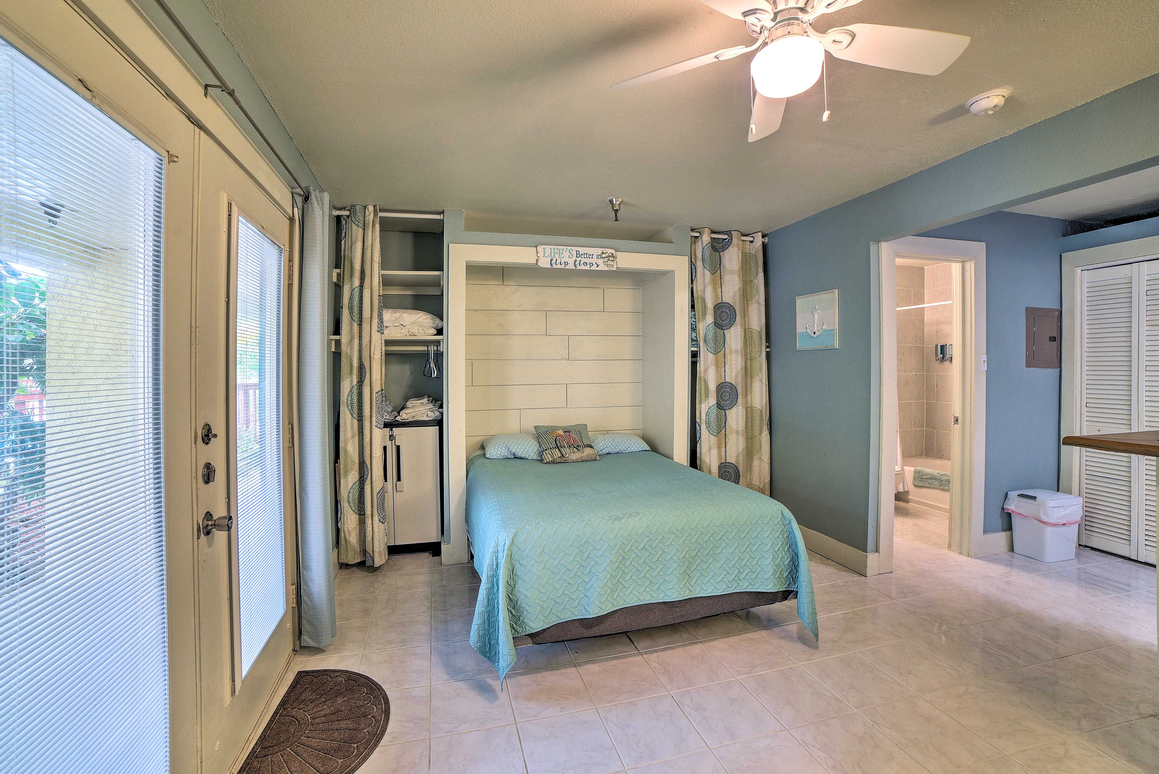Studio | Queen Bed | Linens