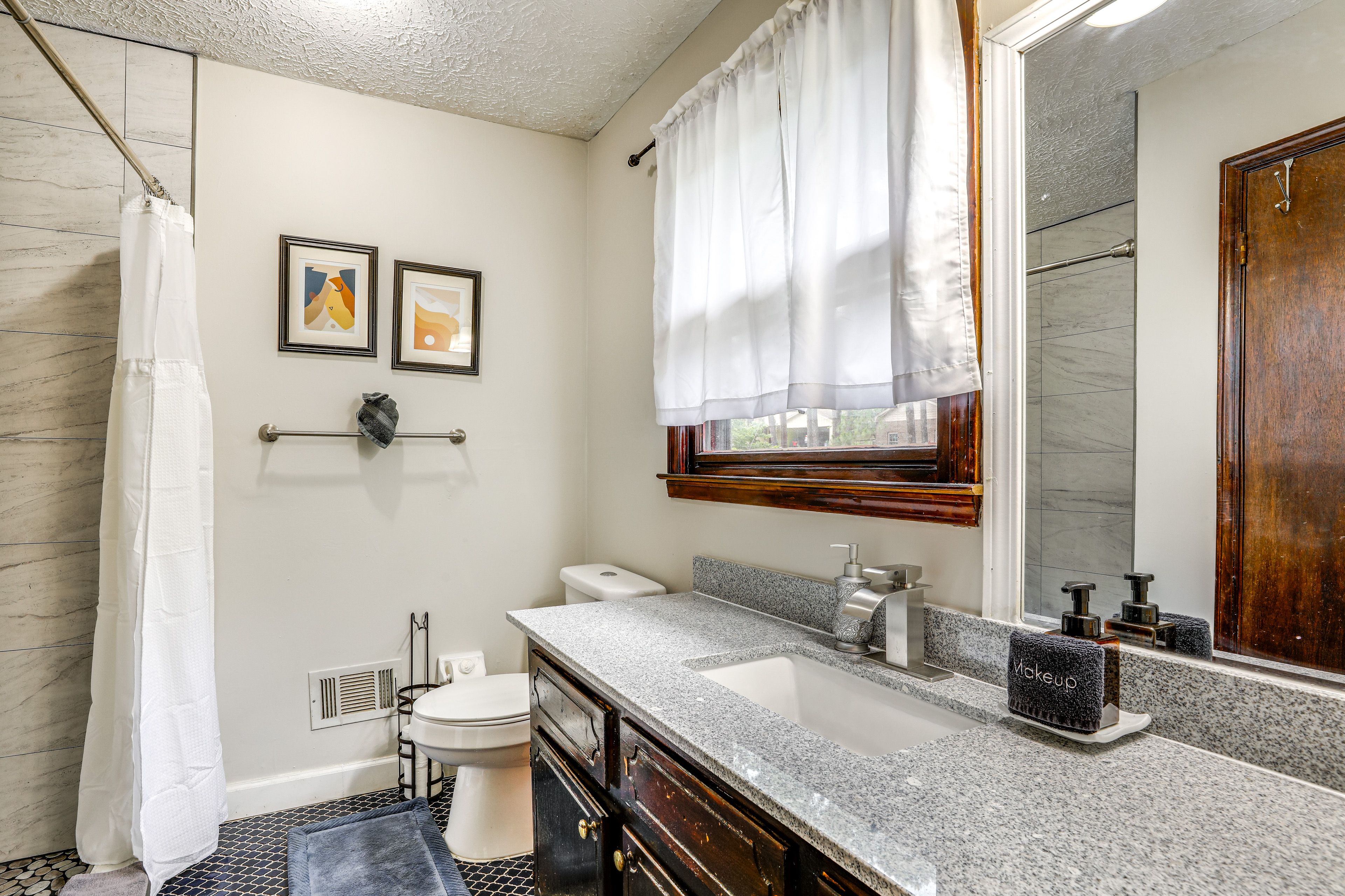 Full Bathroom | Towels Provided | 2nd Floor