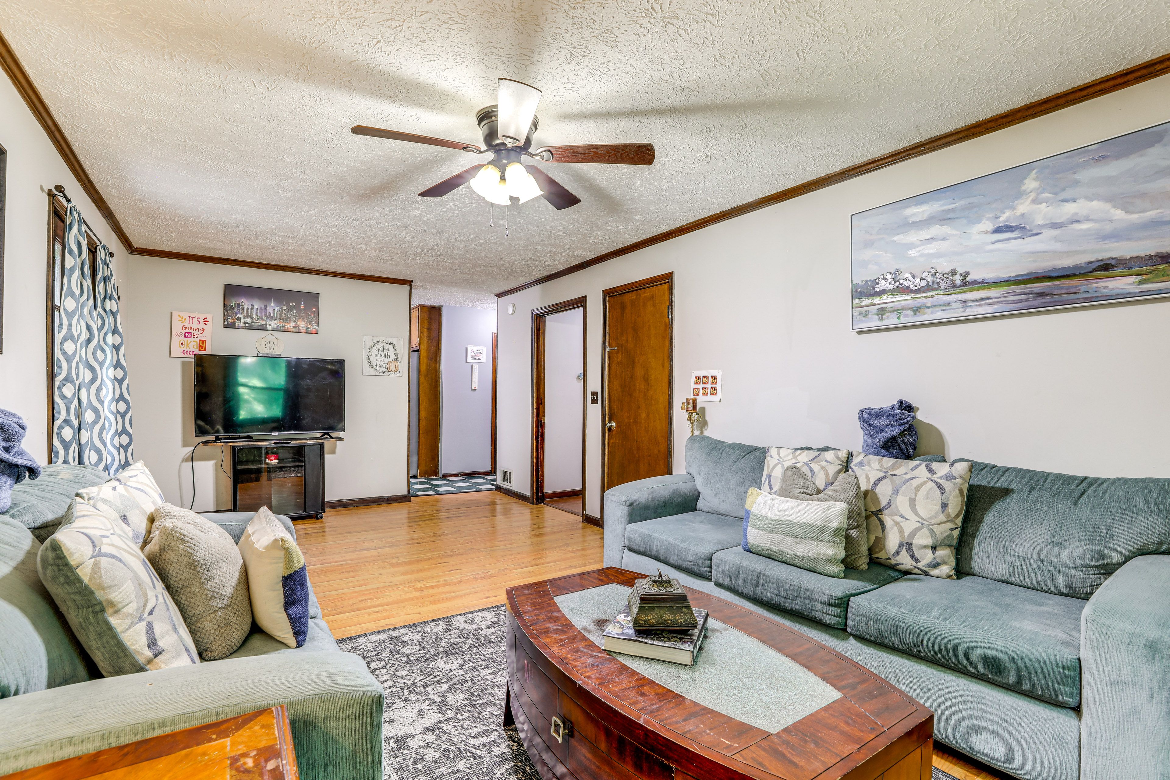 Living Room | Free WiFi | Smart TV | 1st Floor