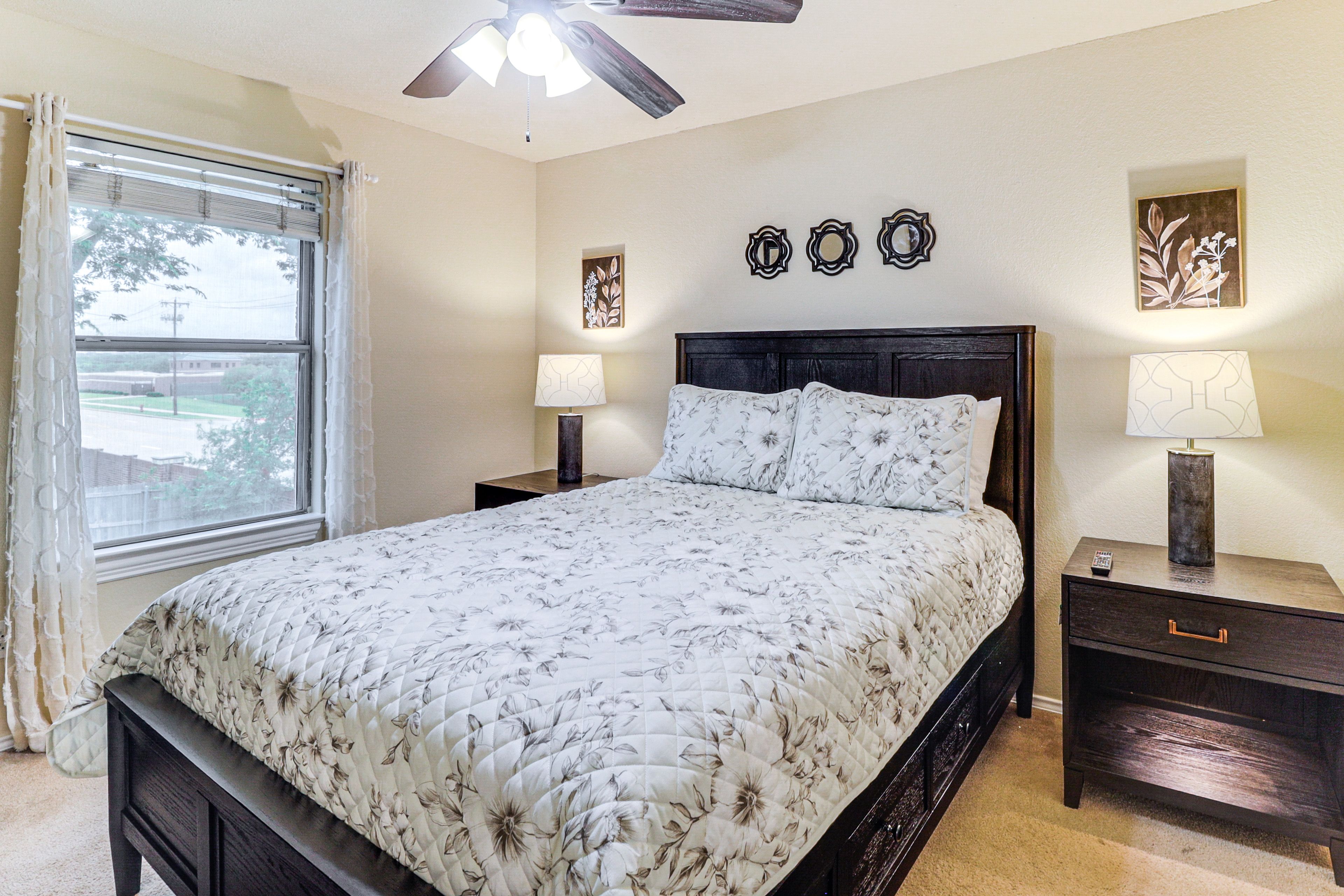 Bedroom 2 | Queen Bed | Smart TV | 2nd Floor