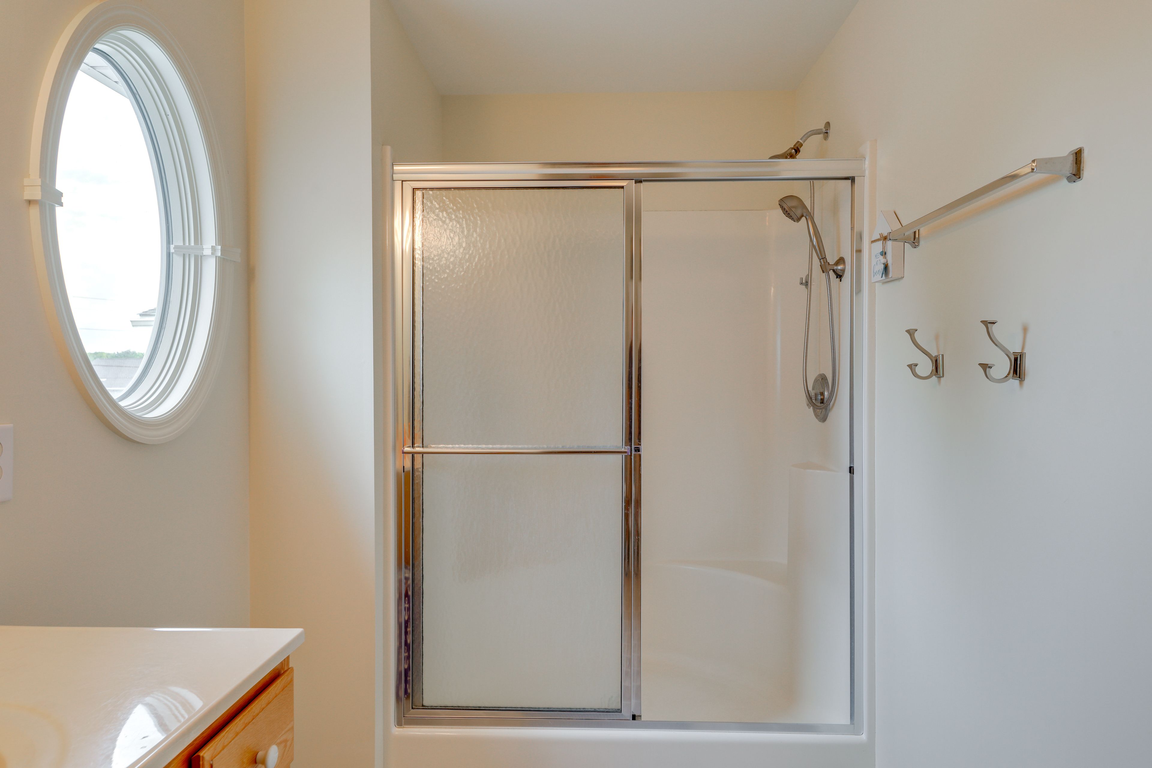 Full Bathroom | 2nd Floor | Complimentary Toiletries