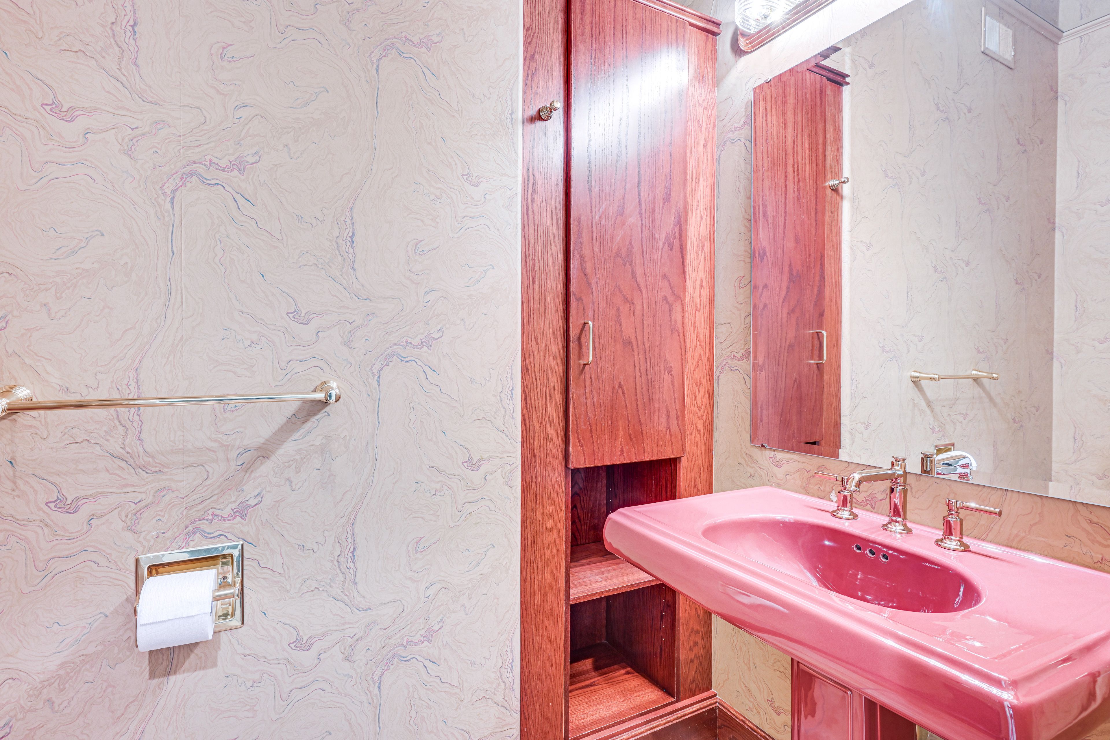 Half Bathroom | 1st Floor | Complimentary Toiletries | Towels Provided