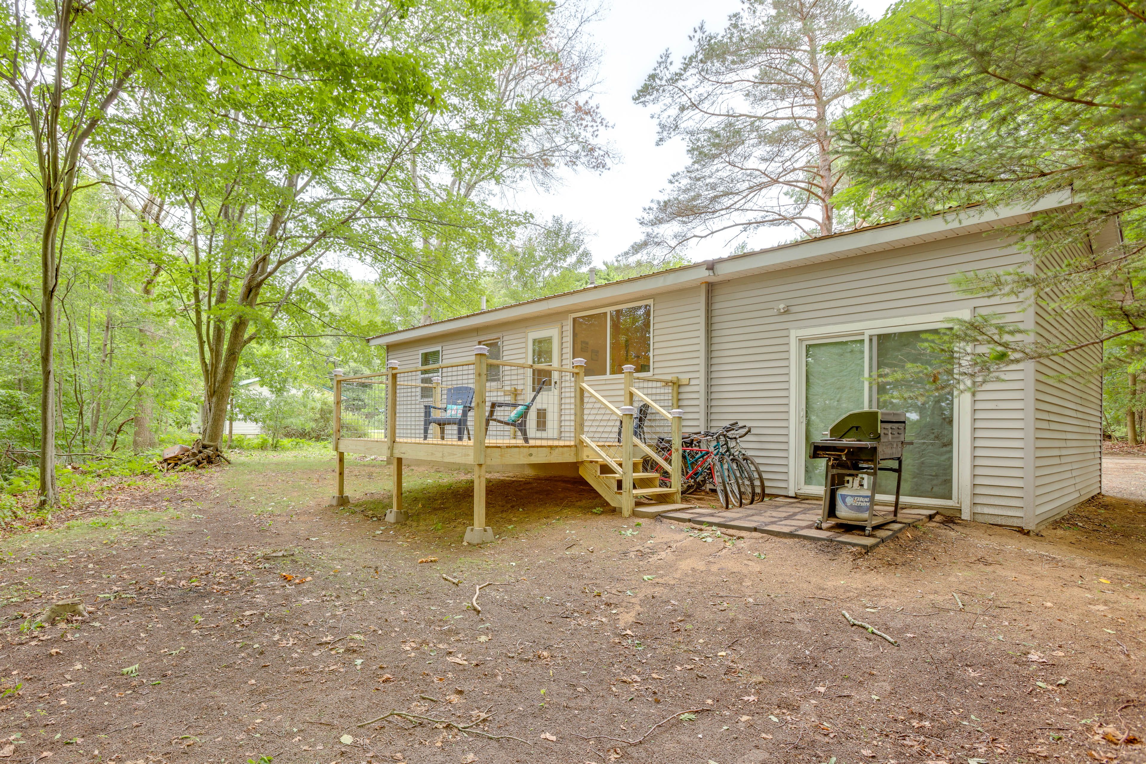 Single-Story Cottage | Back Deck | Gas Grill | 2 Bicycles