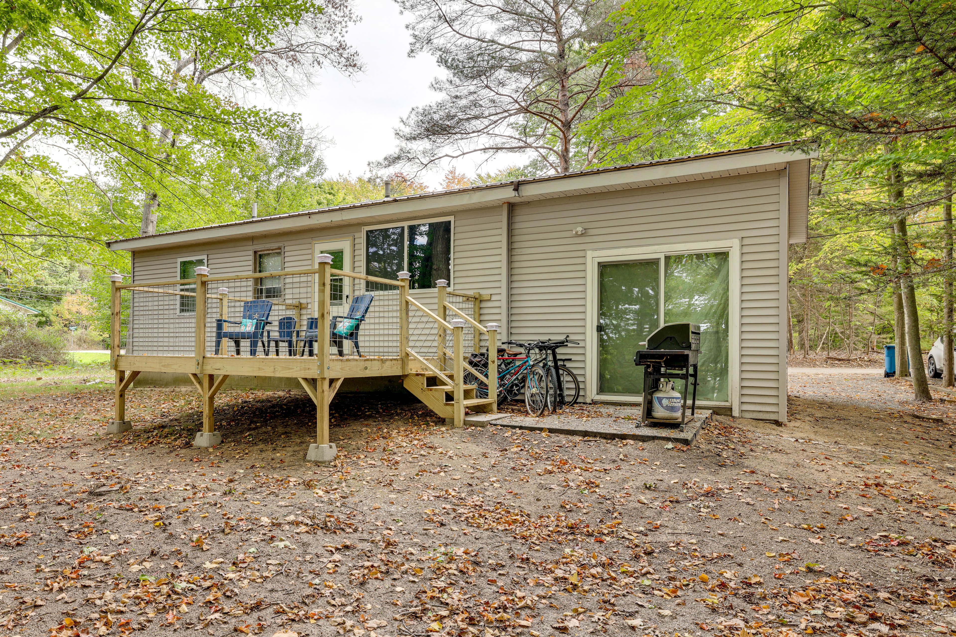 Single-Story Cottage | Back Deck | Gas Grill | 2 Bicycles