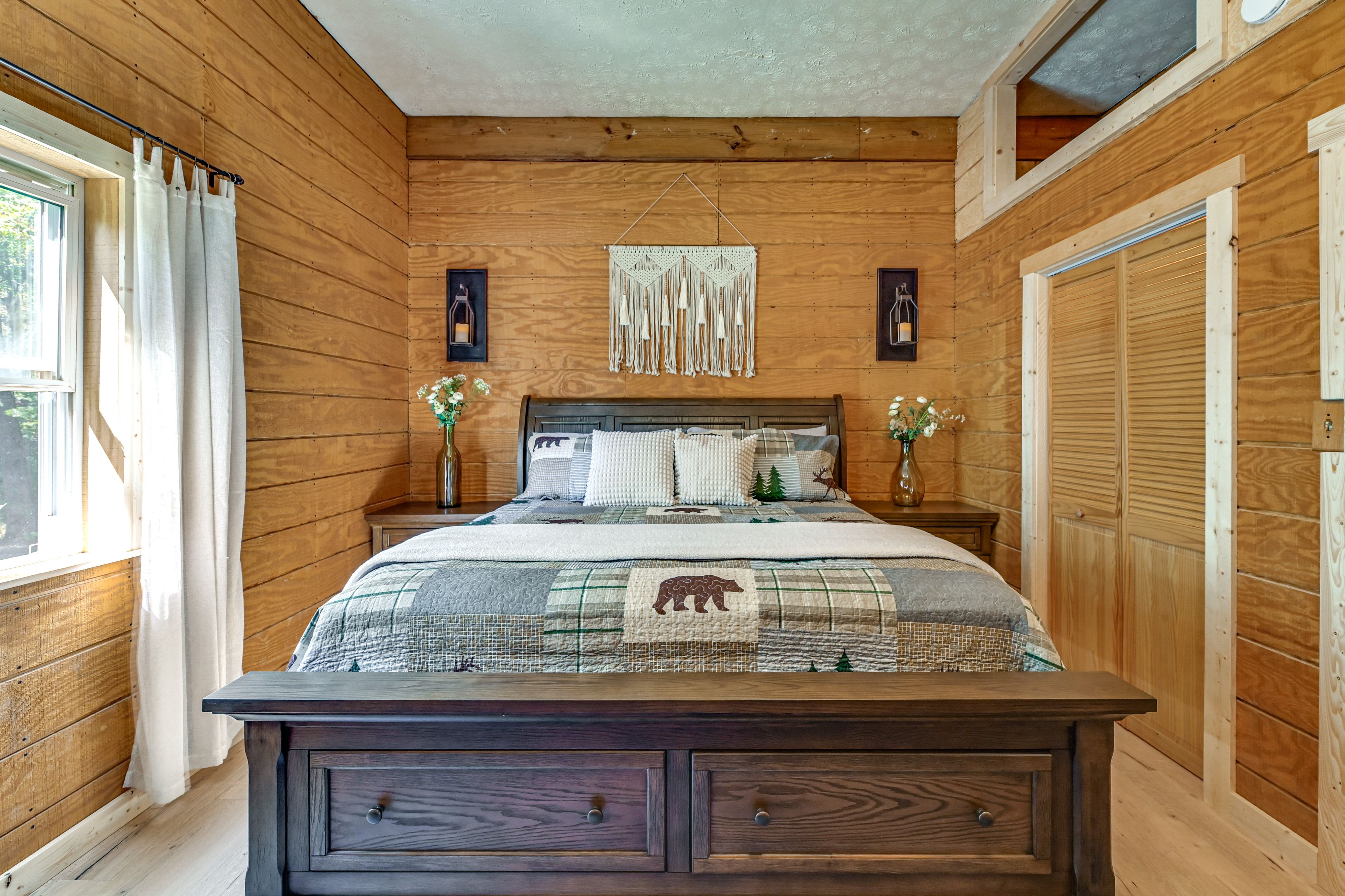 Bedroom | King Bed | Desk