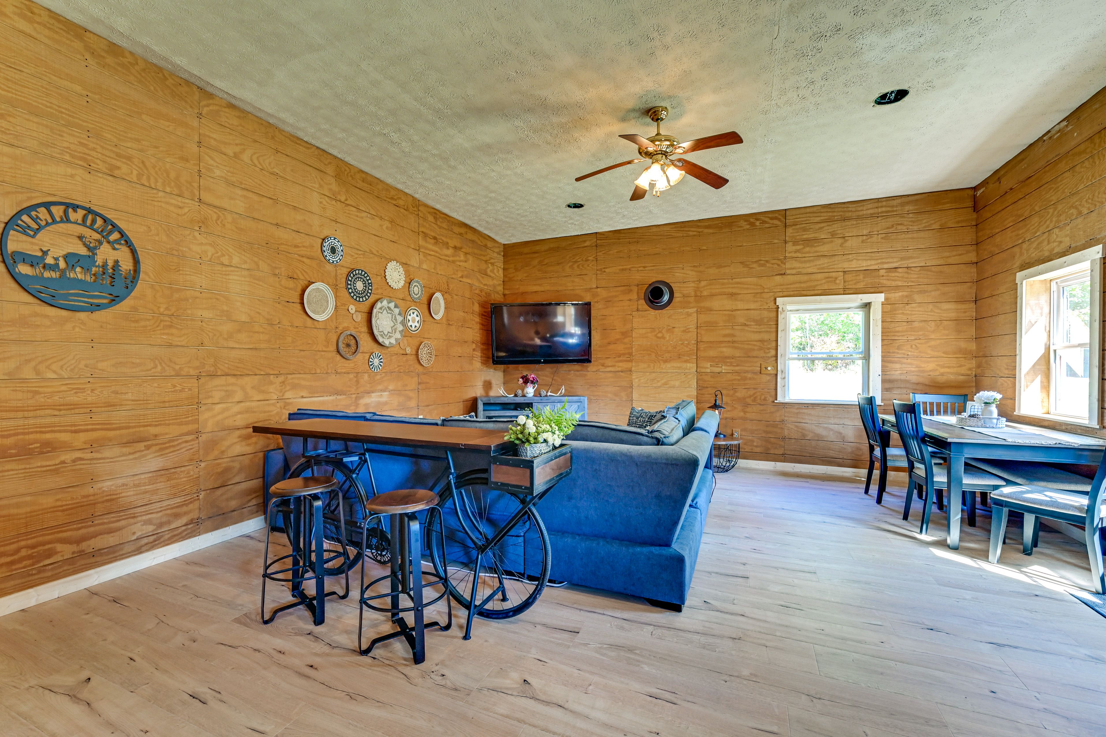 Living Area | Sleeper Sofa | Dining Table | Smart TV | Single-Story Cabin