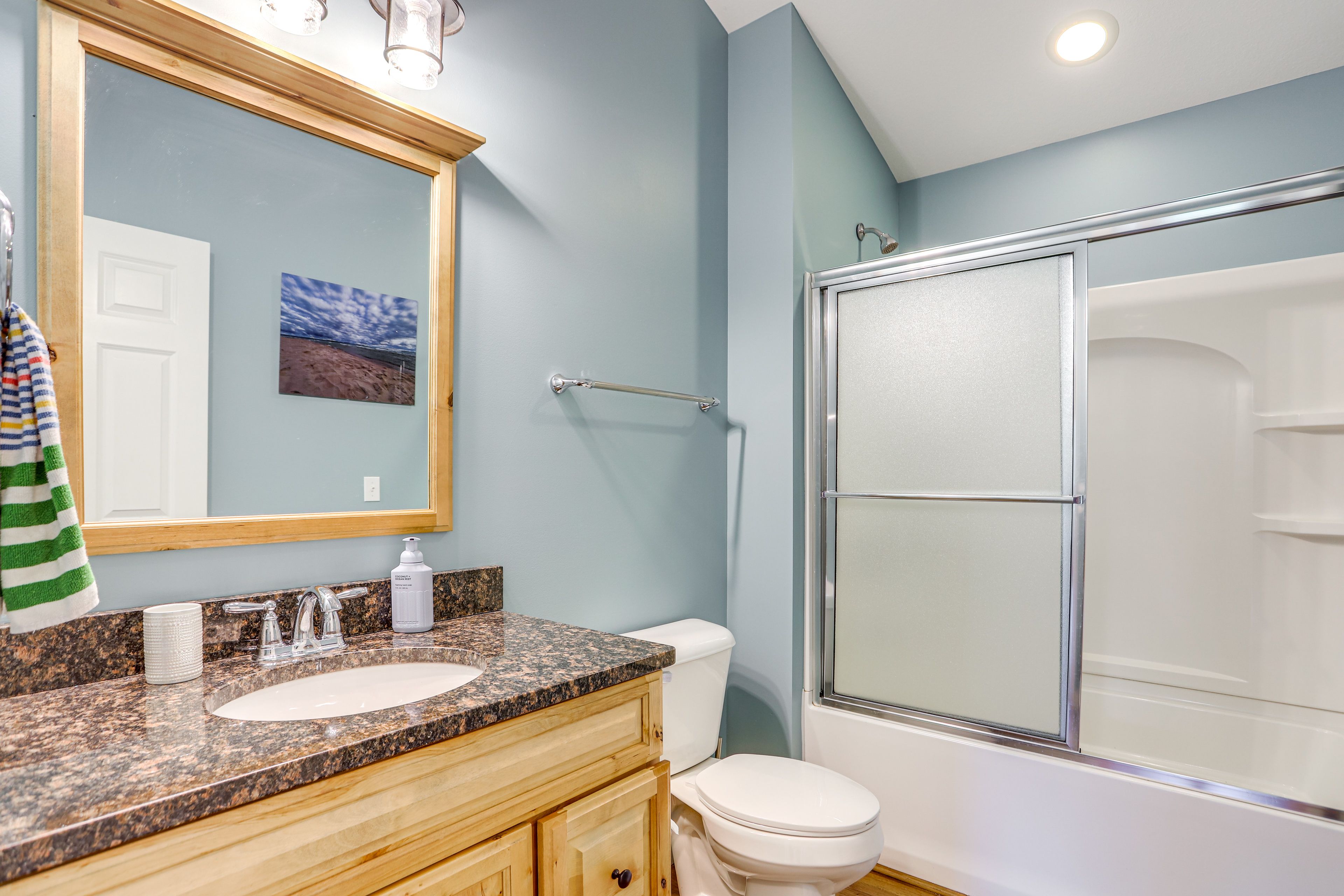Full Bathroom | Towels Provided